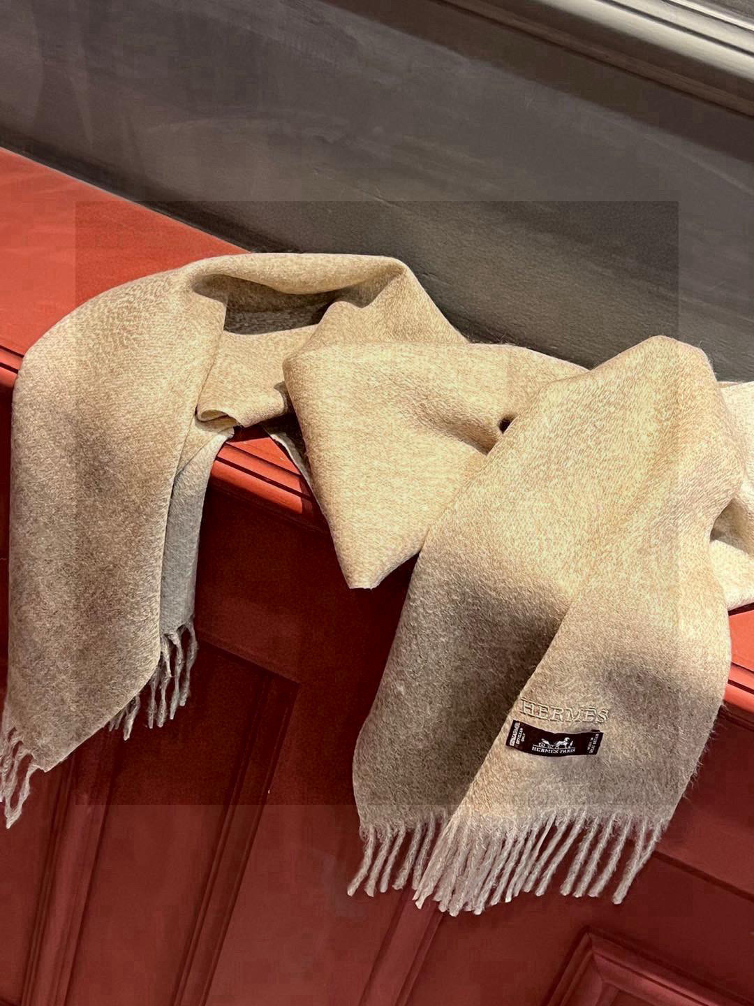 HERMFS【爱马仕】巴黎时装展双面羊绒围巾！采用蒙古高原细羊绒！手感满满地都是细腻的绒毛！这个价格绝对