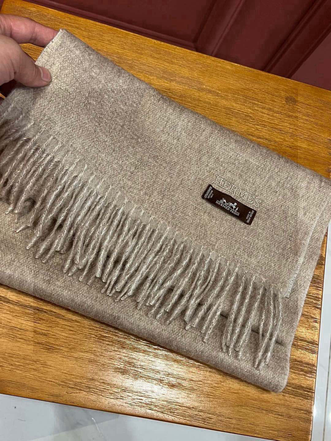 HERMFS【爱马仕】巴黎时装展双面羊绒围巾！采用蒙古高原细羊绒！手感满满地都是细腻的绒毛！这个价格绝对