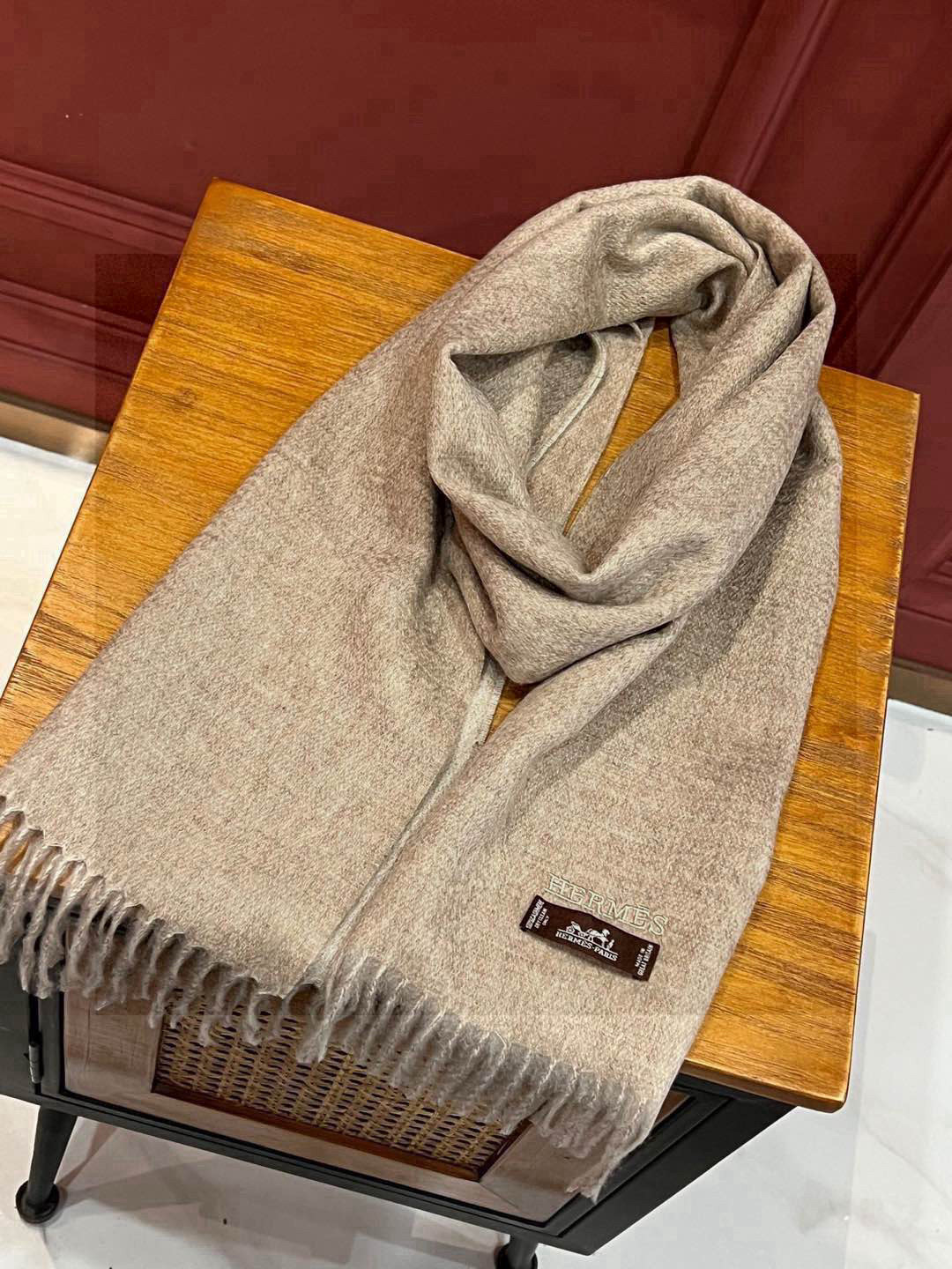HERMFS【爱马仕】巴黎时装展双面羊绒围巾！采用蒙古高原细羊绒！手感满满地都是细腻的绒毛！这个价格绝对