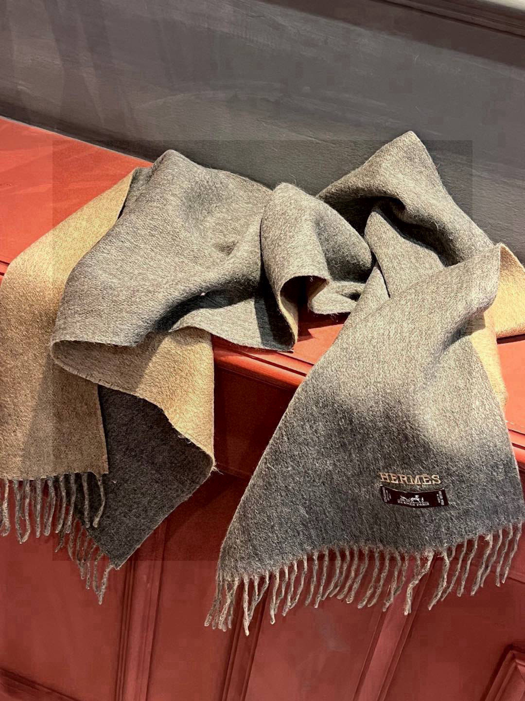 HERMFS【爱马仕】巴黎时装展双面羊绒围巾！采用蒙古高原细羊绒！手感满满地都是细腻的绒毛！这个价格绝对