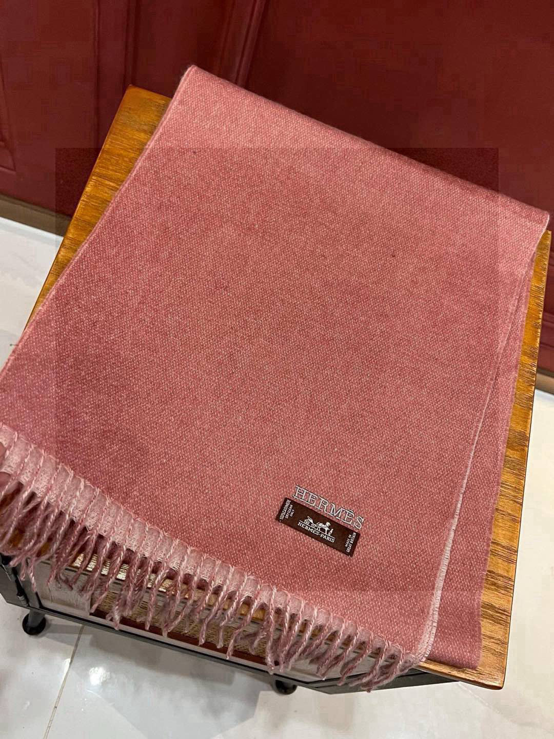 HERMFS【爱马仕】巴黎时装展双面羊绒围巾！采用蒙古高原细羊绒！手感满满地都是细腻的绒毛！这个价格绝对