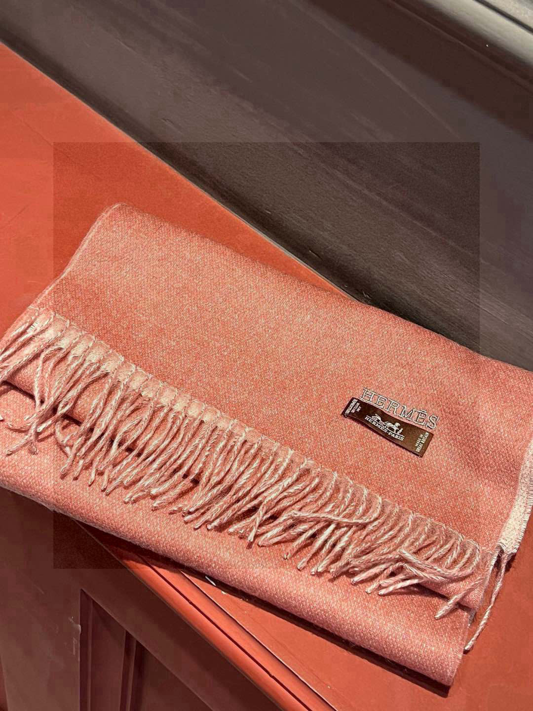 HERMFS【爱马仕】巴黎时装展双面羊绒围巾！采用蒙古高原细羊绒！手感满满地都是细腻的绒毛！这个价格绝对