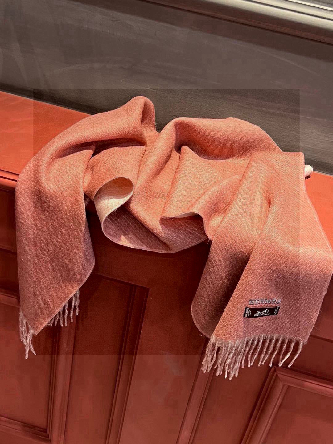 HERMFS【爱马仕】巴黎时装展双面羊绒围巾！采用蒙古高原细羊绒！手感满满地都是细腻的绒毛！这个价格绝对