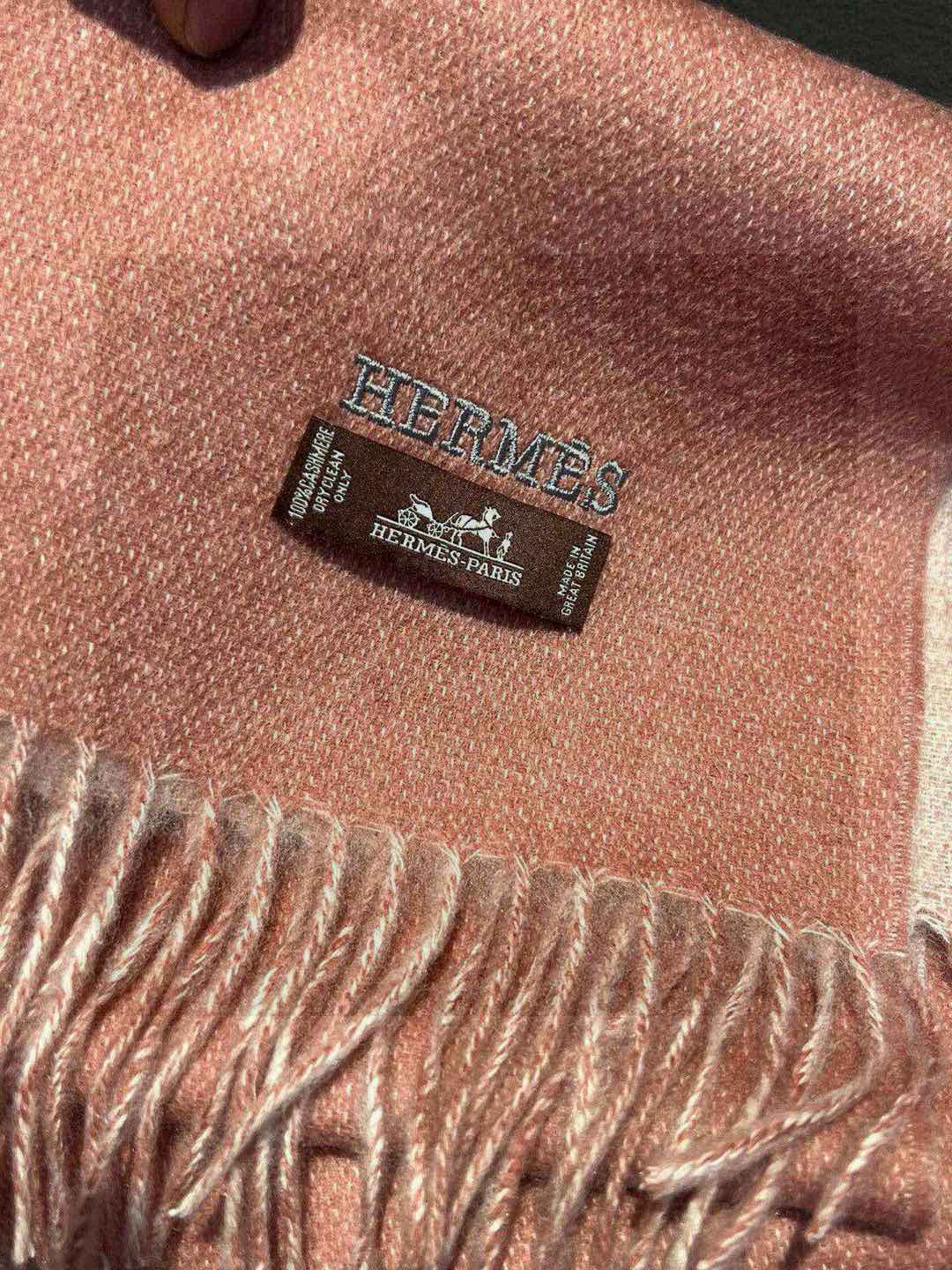 HERMFS【爱马仕】巴黎时装展双面羊绒围巾！采用蒙古高原细羊绒！手感满满地都是细腻的绒毛！这个价格绝对