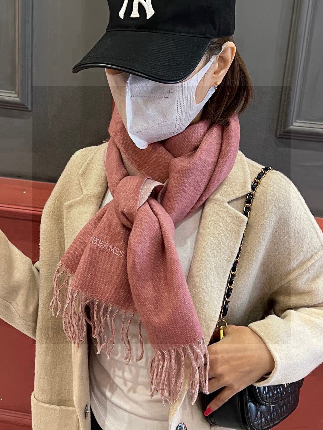 HERMFS【爱马仕】巴黎时装展双面羊绒围巾！采用蒙古高原细羊绒！手感满满地都是细腻的绒毛！这个价格绝对