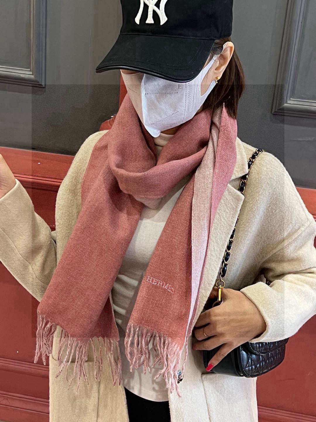 HERMFS【爱马仕】巴黎时装展双面羊绒围巾！采用蒙古高原细羊绒！手感满满地都是细腻的绒毛！这个价格绝对