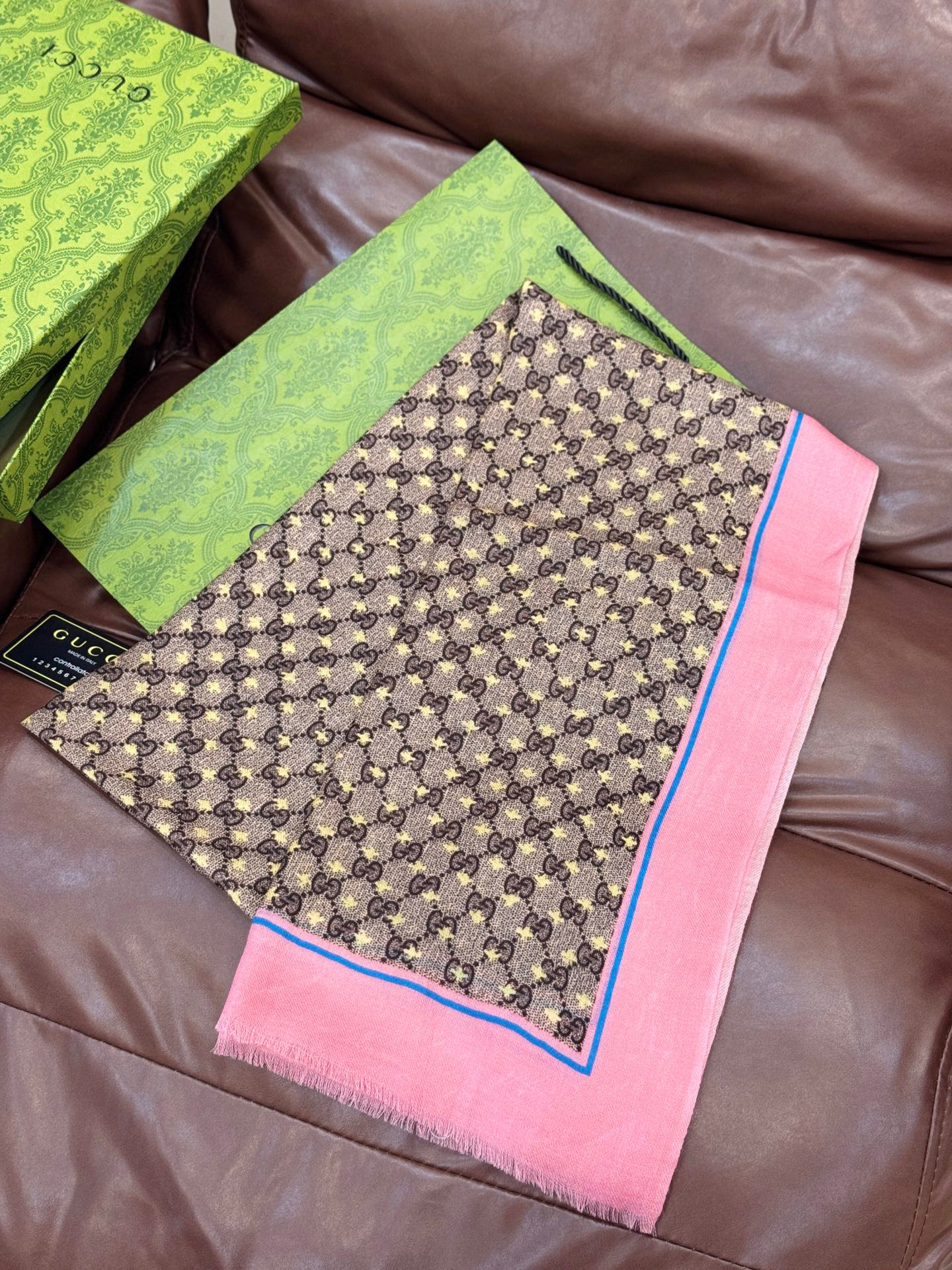 ✨✨GUCCI新款！ 印花工艺 稀疏层次设计 配以精美 真心特别 上身简直了‼️ 围着不说话都散发着优雅