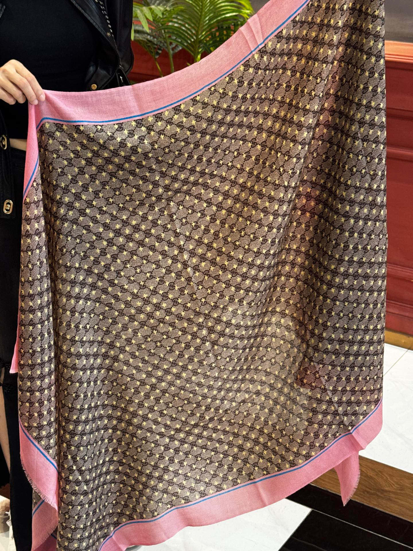 ✨✨GUCCI新款！ 印花工艺 稀疏层次设计 配以精美 真心特别 上身简直了‼️ 围着不说话都散发着优雅