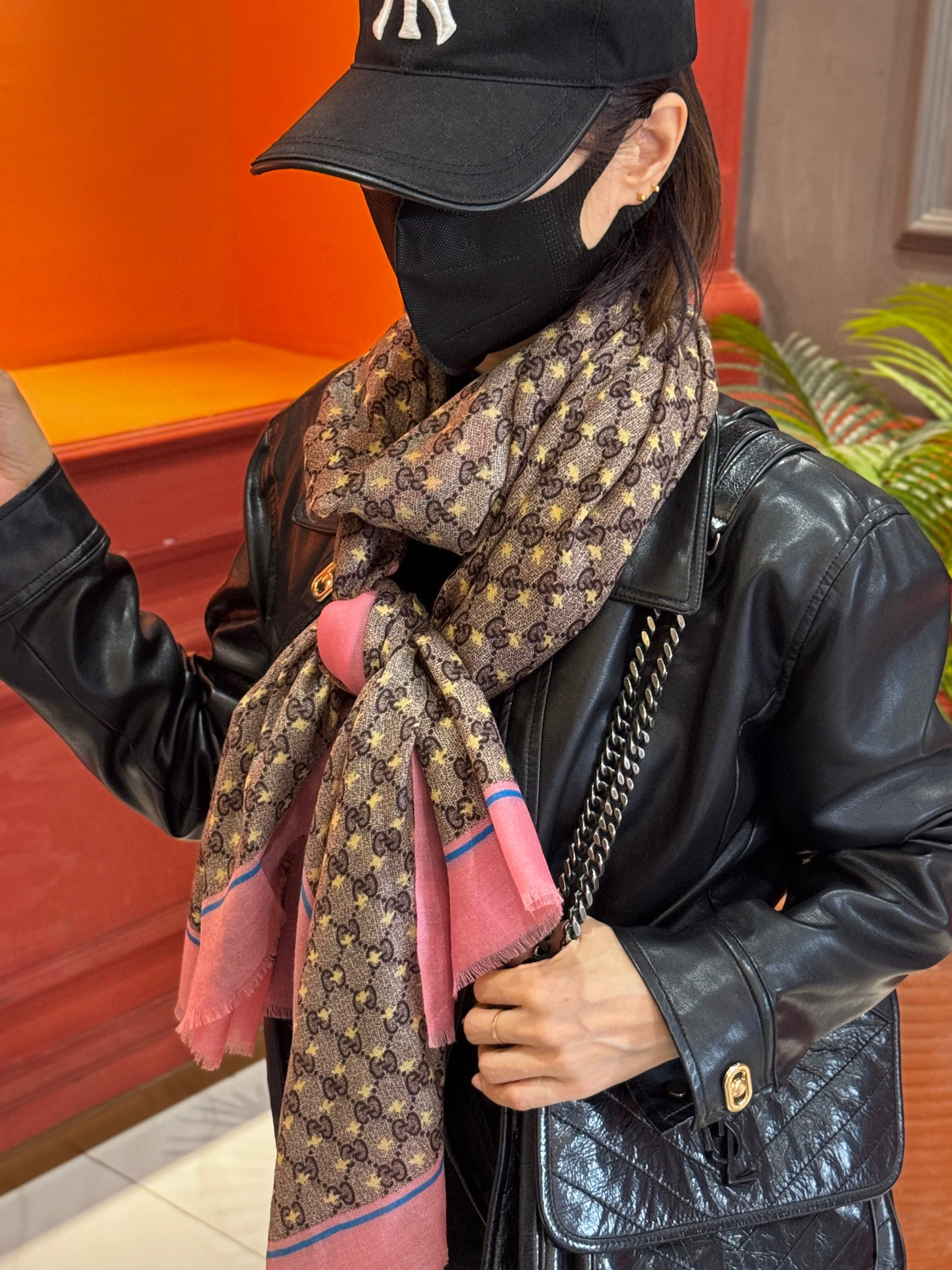 ✨✨GUCCI新款！ 印花工艺 稀疏层次设计 配以精美 真心特别 上身简直了‼️ 围着不说话都散发着优雅