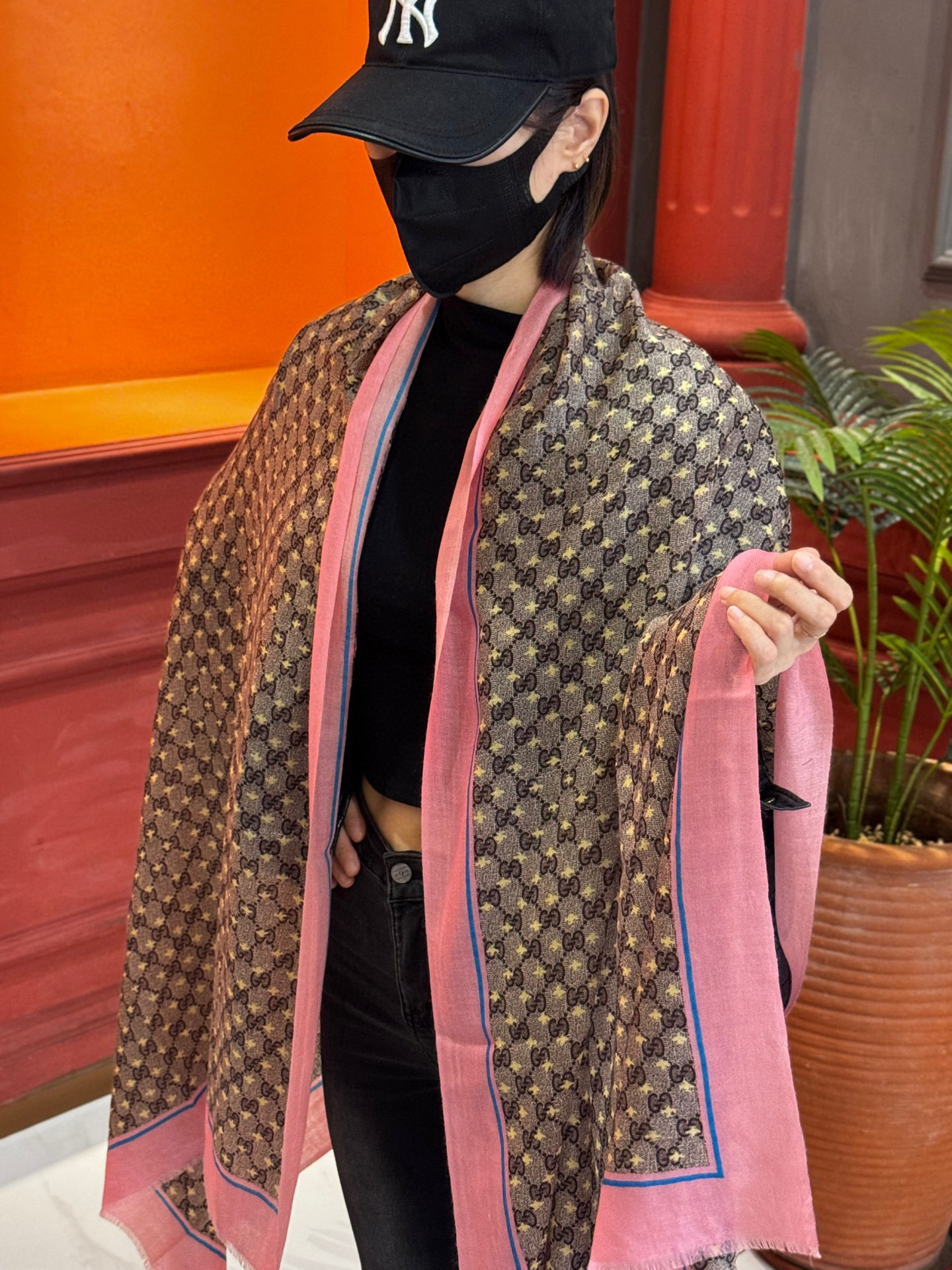 ✨✨GUCCI新款！ 印花工艺 稀疏层次设计 配以精美 真心特别 上身简直了‼️ 围着不说话都散发着优雅