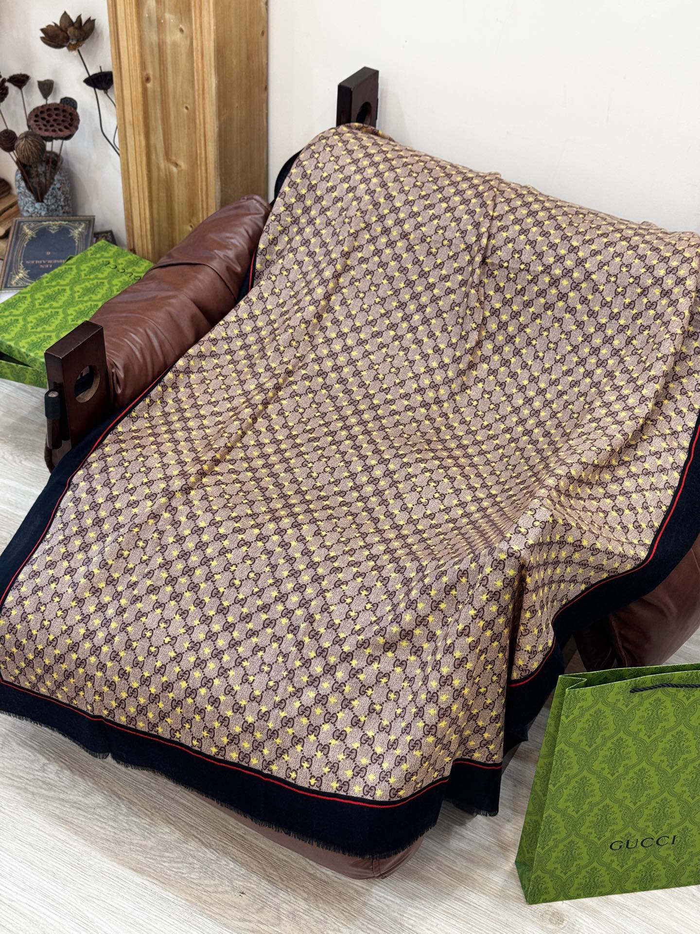 ✨✨GUCCI新款！ 印花工艺 稀疏层次设计 配以精美 真心特别 上身简直了‼️ 围着不说话都散发着优雅