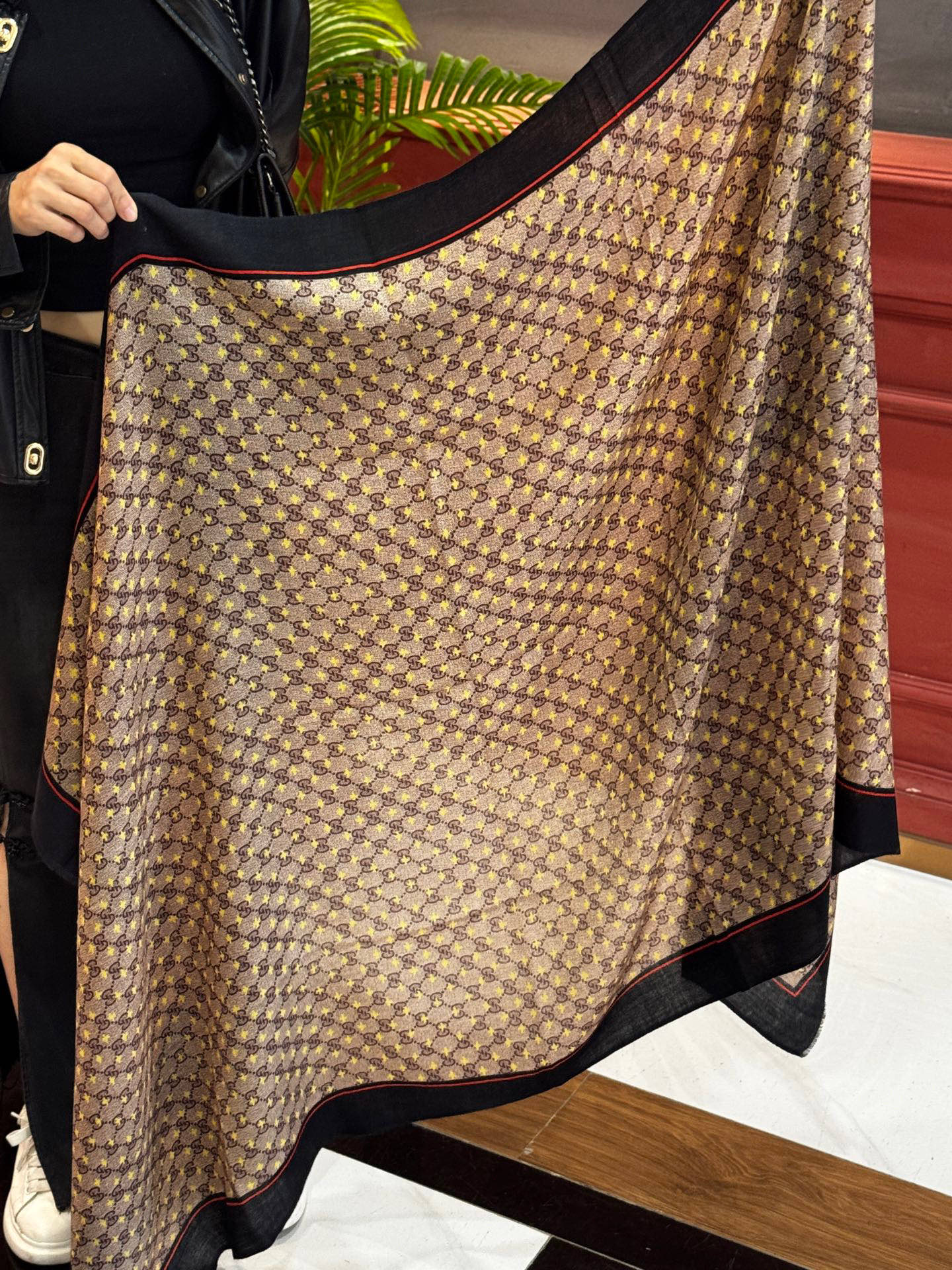 ✨✨GUCCI新款！ 印花工艺 稀疏层次设计 配以精美 真心特别 上身简直了‼️ 围着不说话都散发着优雅