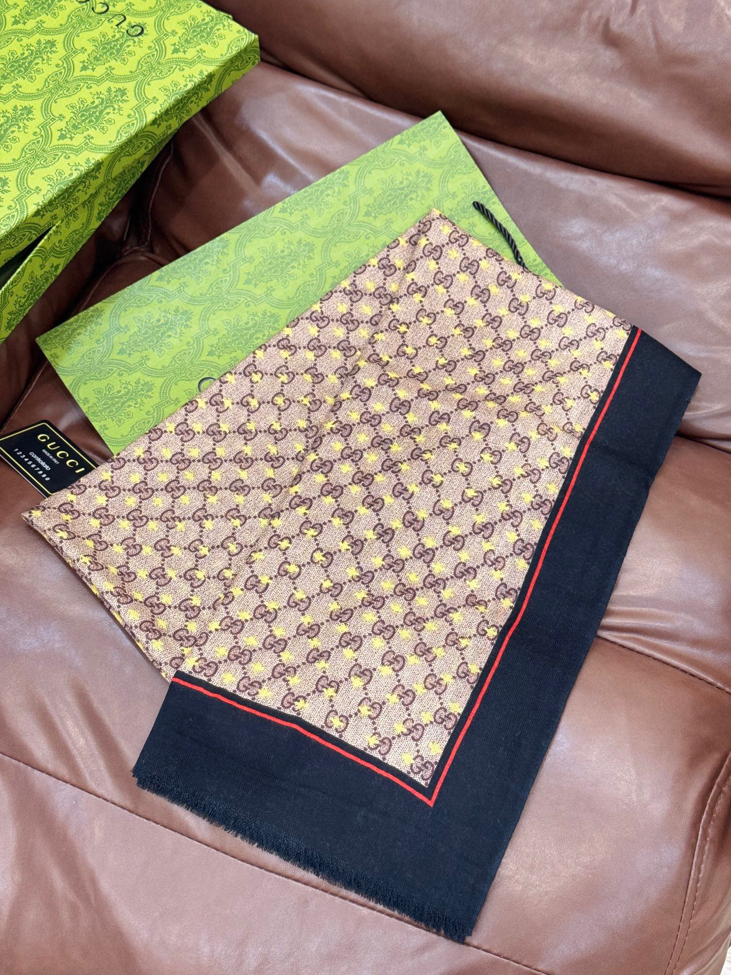 ✨✨GUCCI新款！ 印花工艺 稀疏层次设计 配以精美 真心特别 上身简直了‼️ 围着不说话都散发着优雅