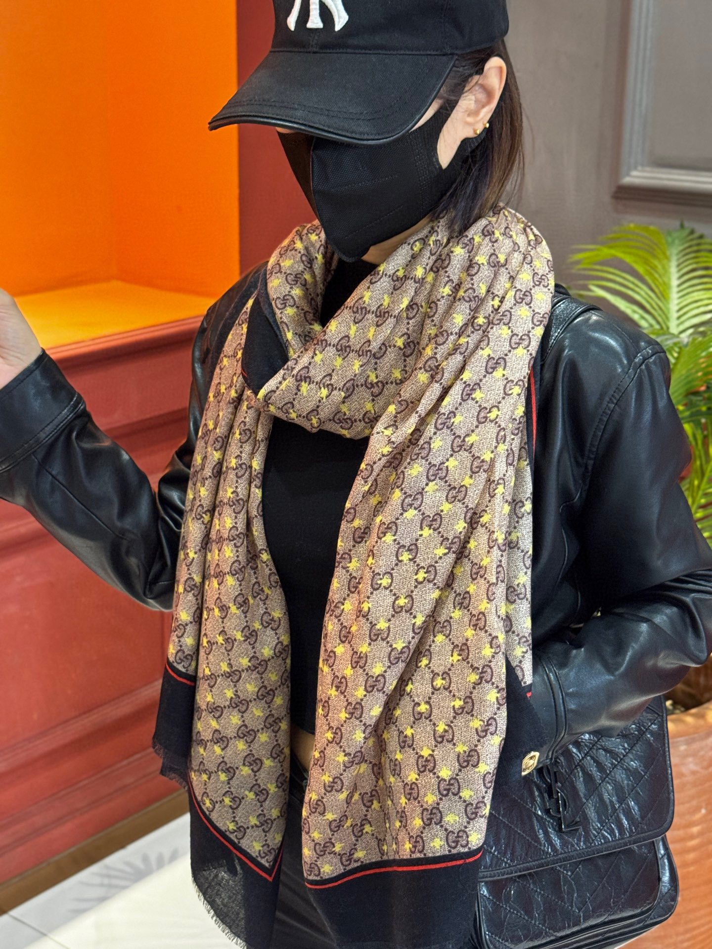 ✨✨GUCCI新款！ 印花工艺 稀疏层次设计 配以精美 真心特别 上身简直了‼️ 围着不说话都散发着优雅