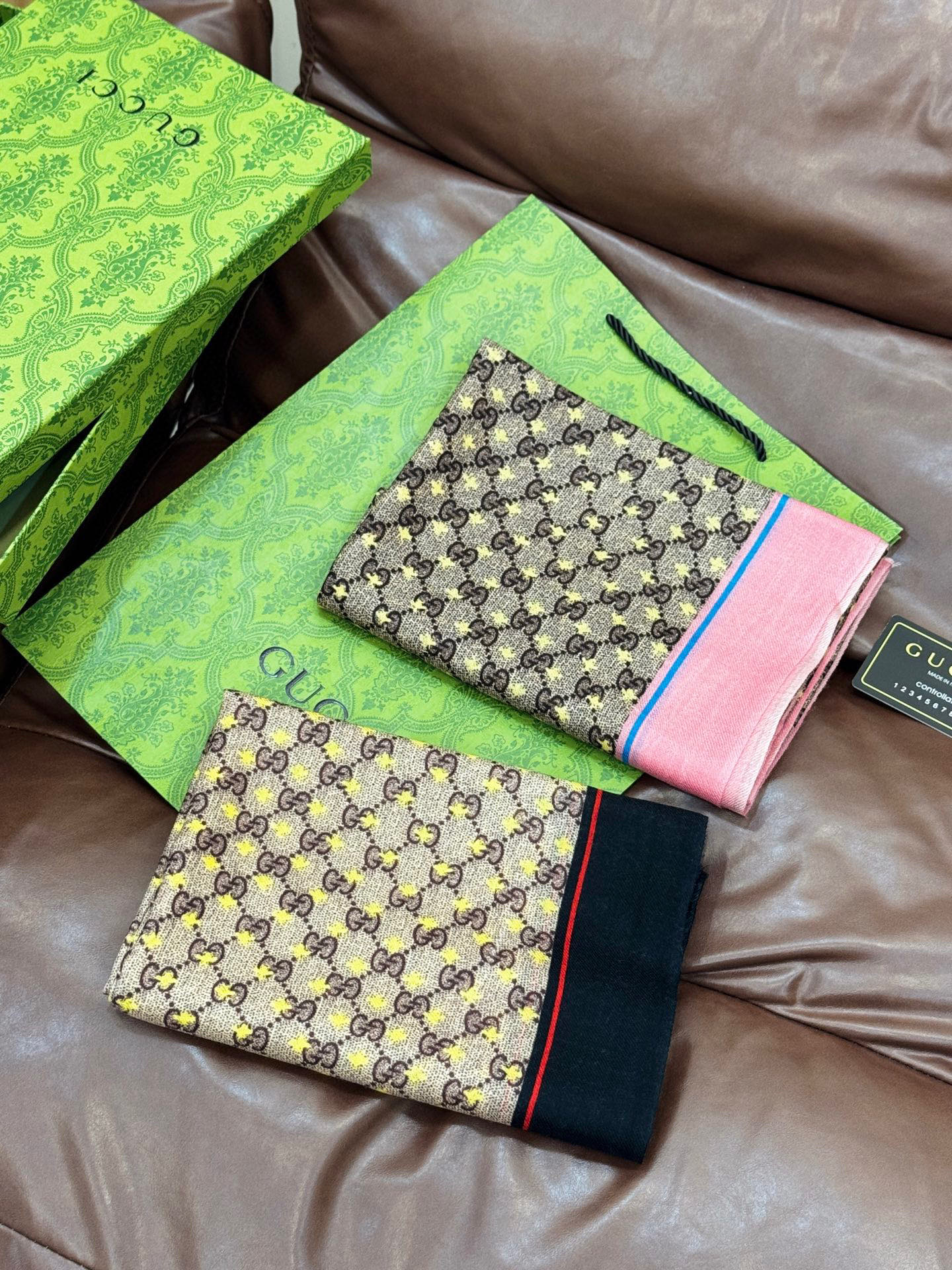 ✨✨GUCCI新款！ 印花工艺 稀疏层次设计 配以精美 真心特别 上身简直了‼️ 围着不说话都散发着优雅