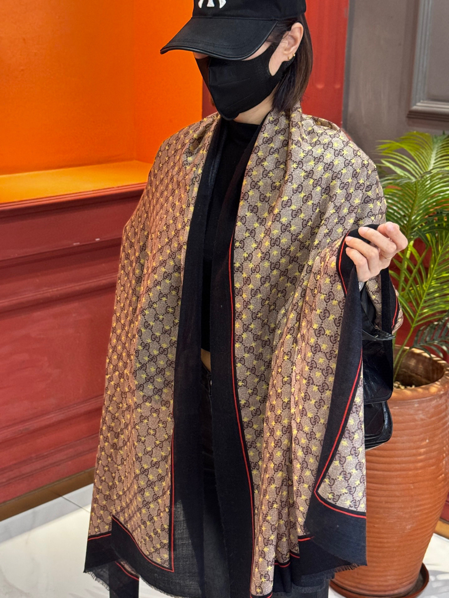 NO:532949,GUCCI new model!  Printing craftsmanship, sparse layered design, exquisite, really special, the upper body is simply, and it exudes an elegant temperament without talking】 Compared with printing and dyeing, it has a unique rough and elegant beauty, very aura, big brand aura and a little pure beauty 110*200cm full cashmere high-version scarf, high-version scarf, gucci19860909GUCCI新款！ 印花工艺 稀疏层次设计 配以精美 真心特别 上身简直了 围着不说话都散发着优雅气质】相对于印染,有着独特的粗狂大雅美,很有气场大牌气场又带点纯美110*200cm 全羊绒高版本围巾,高版本围巾,gucci,scarf