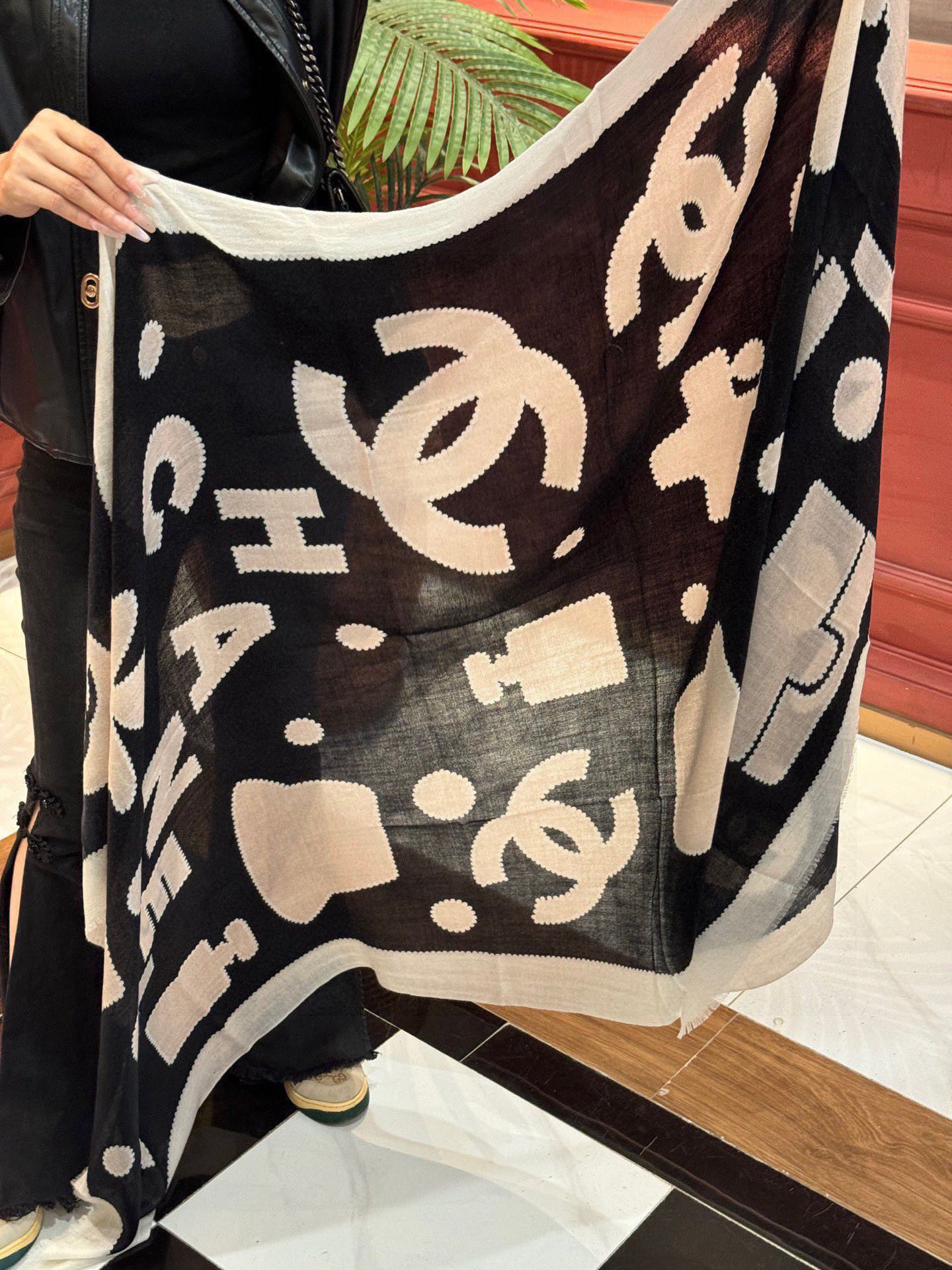 重点推荐！！！高级舒适时髦气质，相信我的就收吧！香奈儿这款触动内心的柔美围巾，无法模仿的颜色和气质！！！