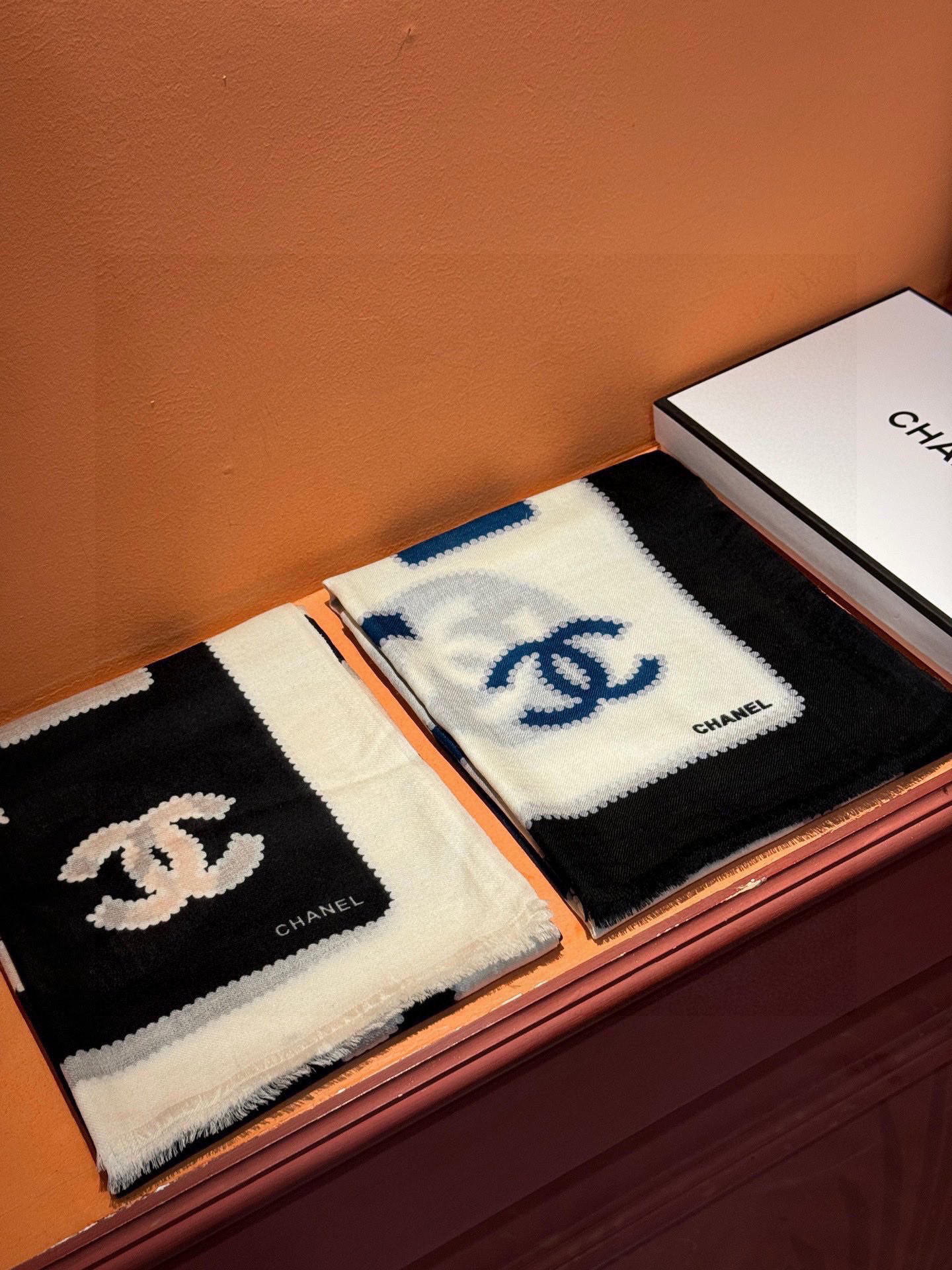 重点推荐！！！高级舒适时髦气质，相信我的就收吧！香奈儿这款触动内心的柔美围巾，无法模仿的颜色和气质！！！