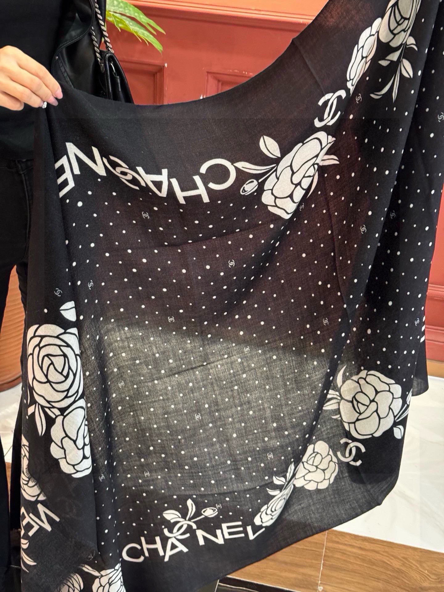 羊绒新款💞 新❤小香【山茶花长围巾】~超级抬气色！高级女人味！羊绒围巾也能这么美！！！这款双面花卉羊绒围