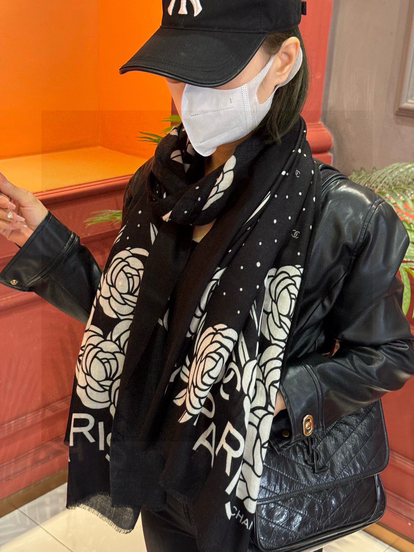 羊绒新款💞 新❤小香【山茶花长围巾】~超级抬气色！高级女人味！羊绒围巾也能这么美！！！这款双面花卉羊绒围