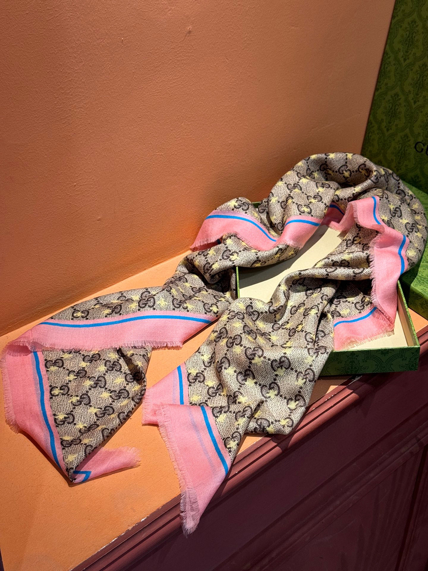 ✨✨GUCCI新款！ 印花工艺 稀疏层次设计 配以精美 真心特别 上身简直了‼️ 围着不说话都散发着优雅