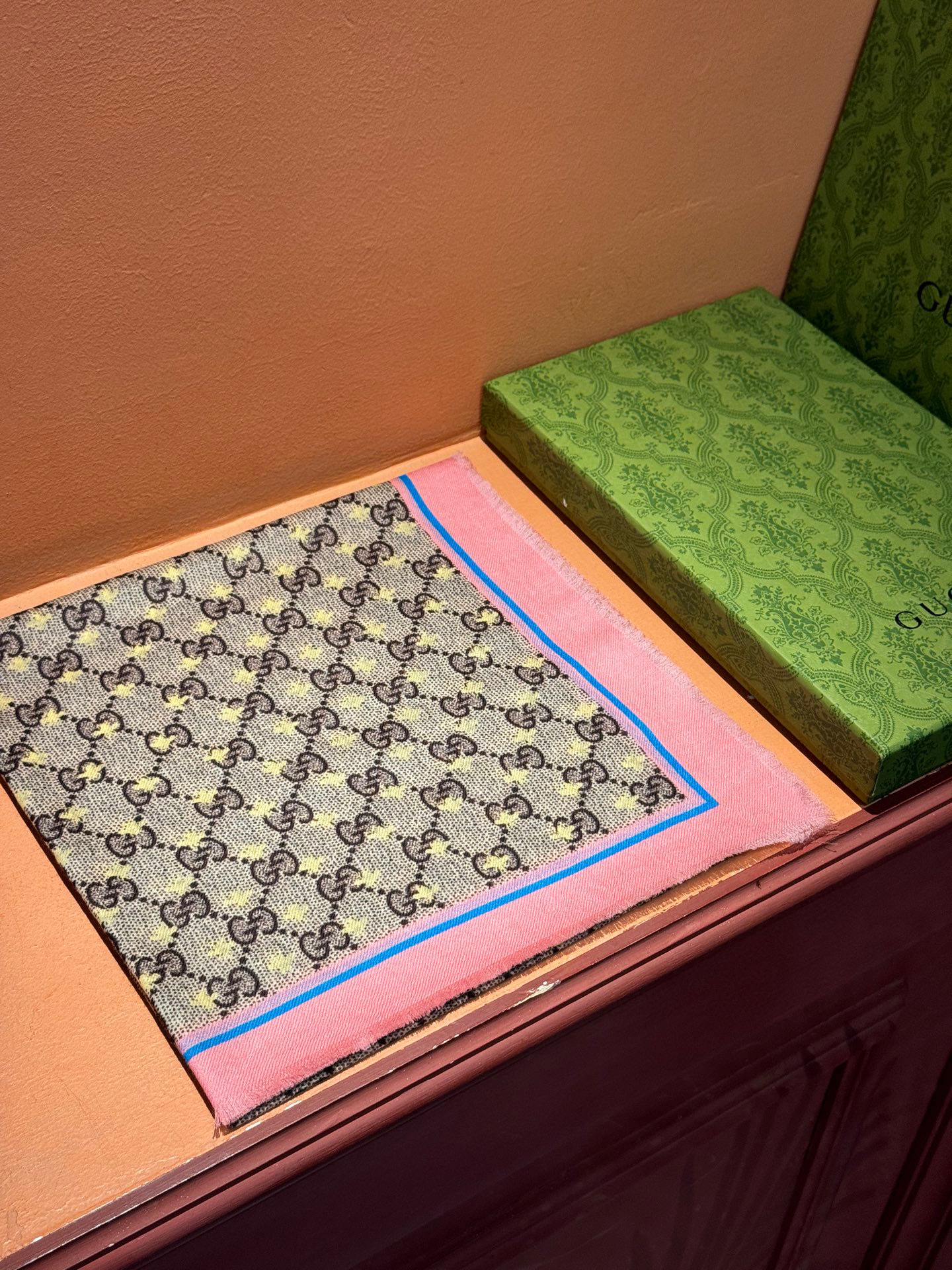 ✨✨GUCCI新款！ 印花工艺 稀疏层次设计 配以精美 真心特别 上身简直了‼️ 围着不说话都散发着优雅