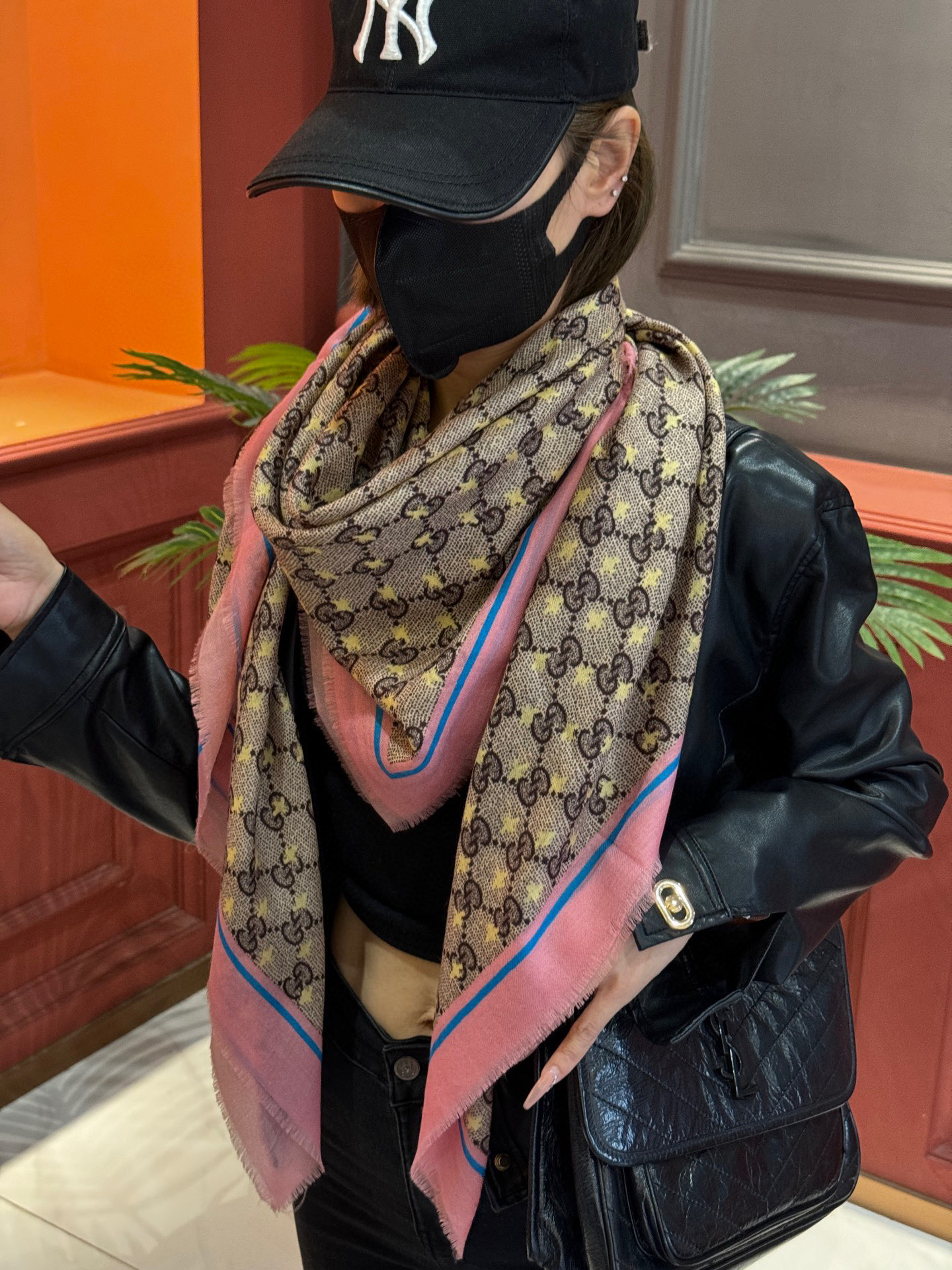 ✨✨GUCCI新款！ 印花工艺 稀疏层次设计 配以精美 真心特别 上身简直了‼️ 围着不说话都散发着优雅