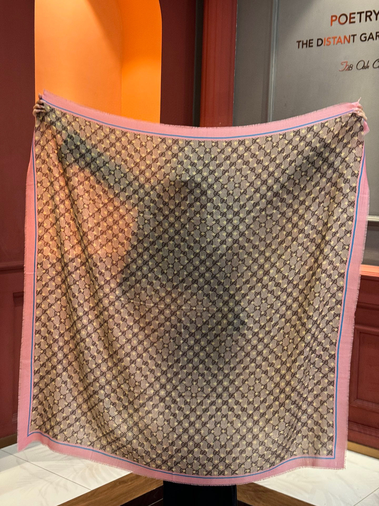 ✨✨GUCCI新款！ 印花工艺 稀疏层次设计 配以精美 真心特别 上身简直了‼️ 围着不说话都散发着优雅