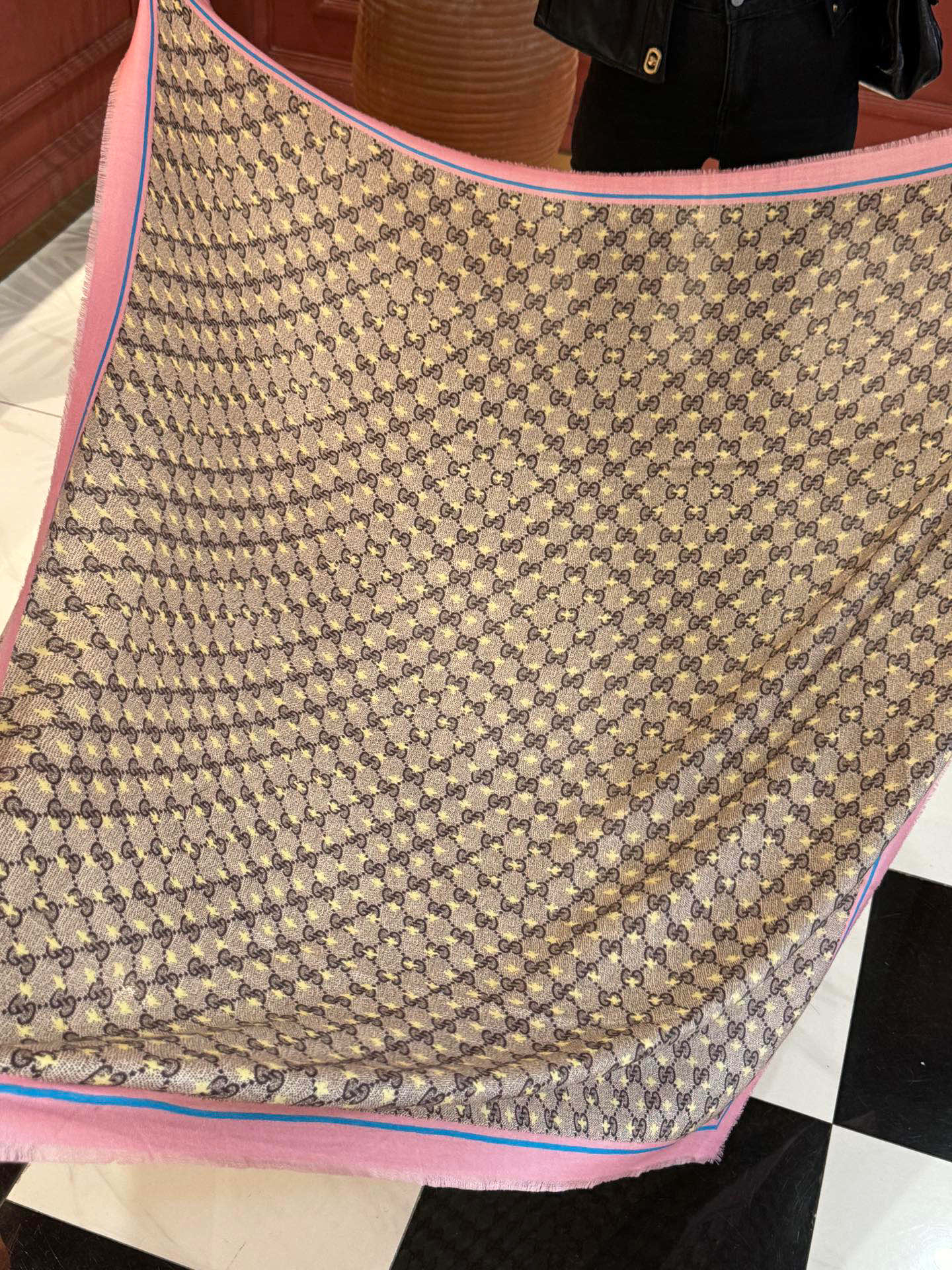 ✨✨GUCCI新款！ 印花工艺 稀疏层次设计 配以精美 真心特别 上身简直了‼️ 围着不说话都散发着优雅