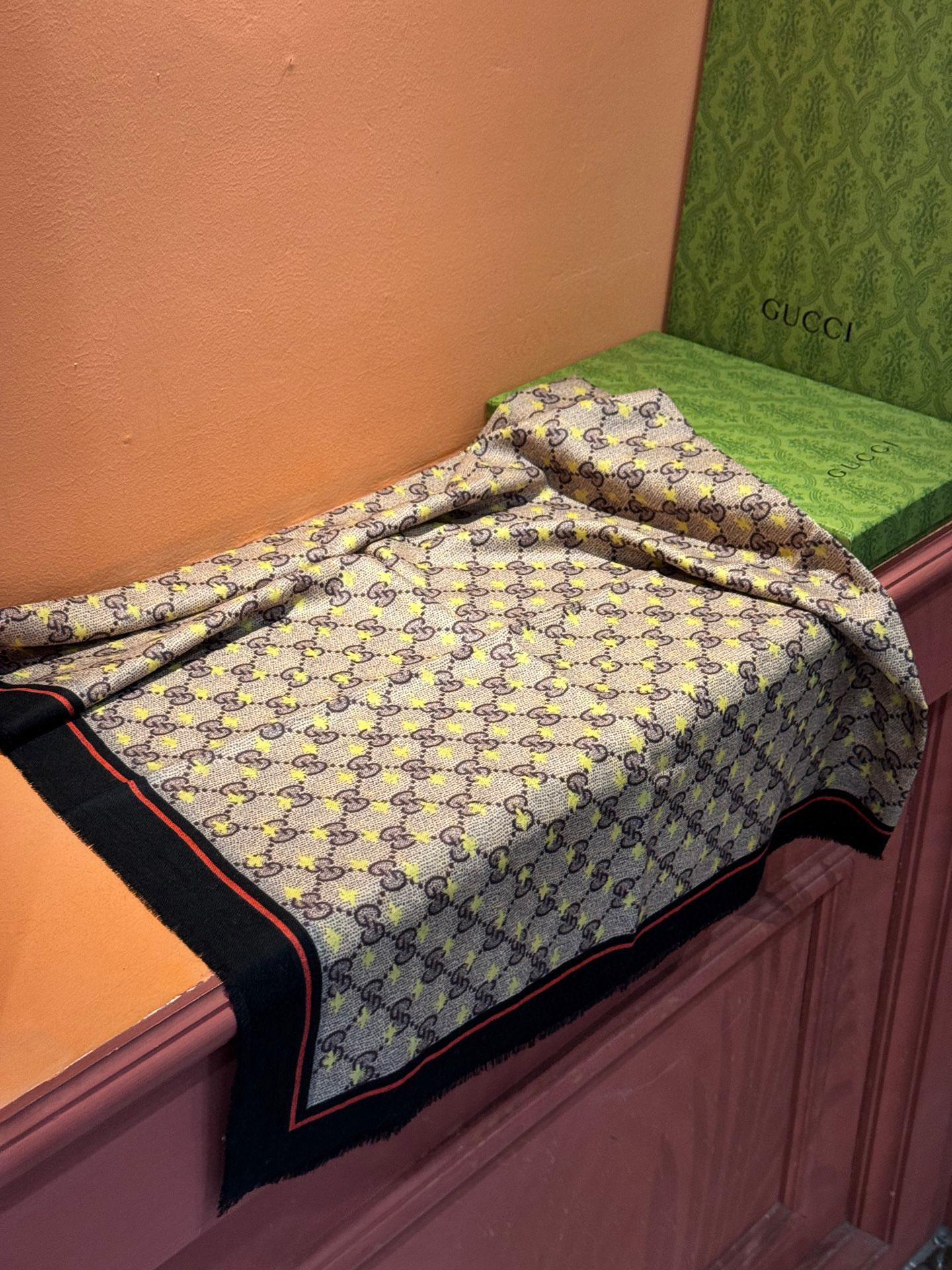 ✨✨GUCCI新款！ 印花工艺 稀疏层次设计 配以精美 真心特别 上身简直了‼️ 围着不说话都散发着优雅