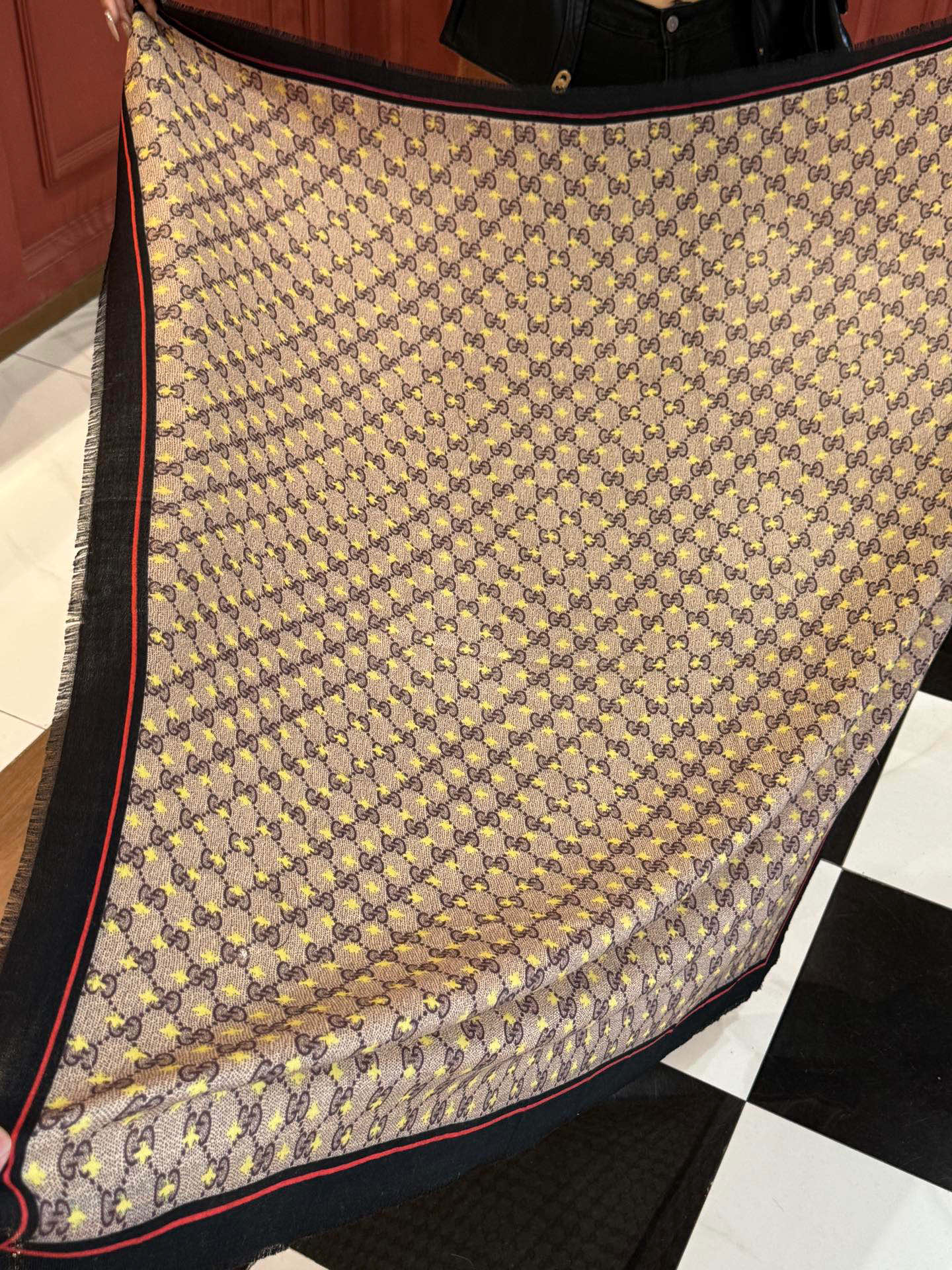 ✨✨GUCCI新款！ 印花工艺 稀疏层次设计 配以精美 真心特别 上身简直了‼️ 围着不说话都散发着优雅