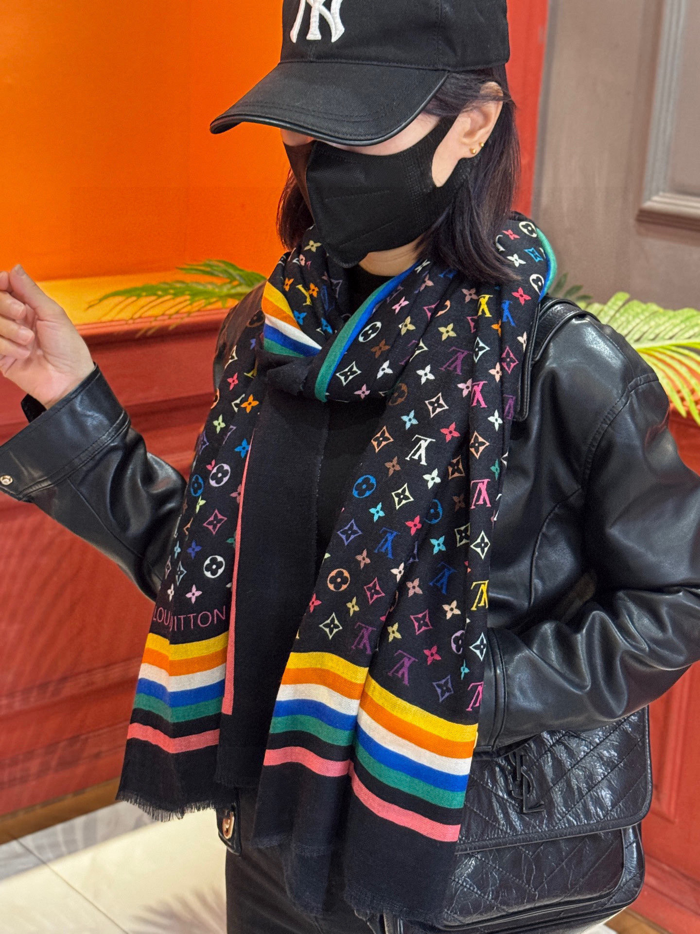 💟25年Iv最火的村上隆三彩羊绒长巾出货了！也可做装裱画，绝美无比，尽显时尚高端大气奢华风格！年度最佳爆