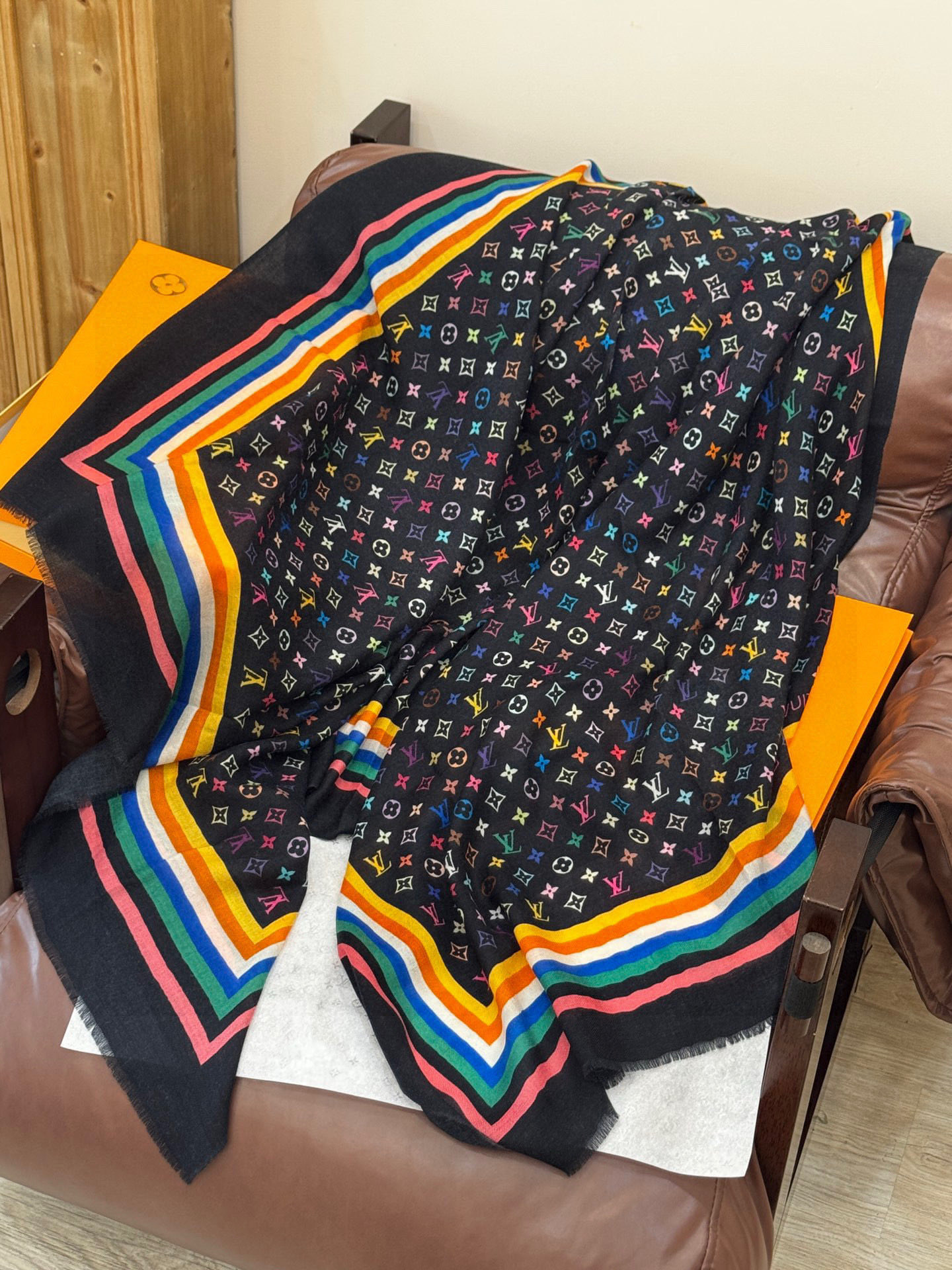 💟25年Iv最火的村上隆三彩羊绒长巾出货了！也可做装裱画，绝美无比，尽显时尚高端大气奢华风格！年度最佳爆