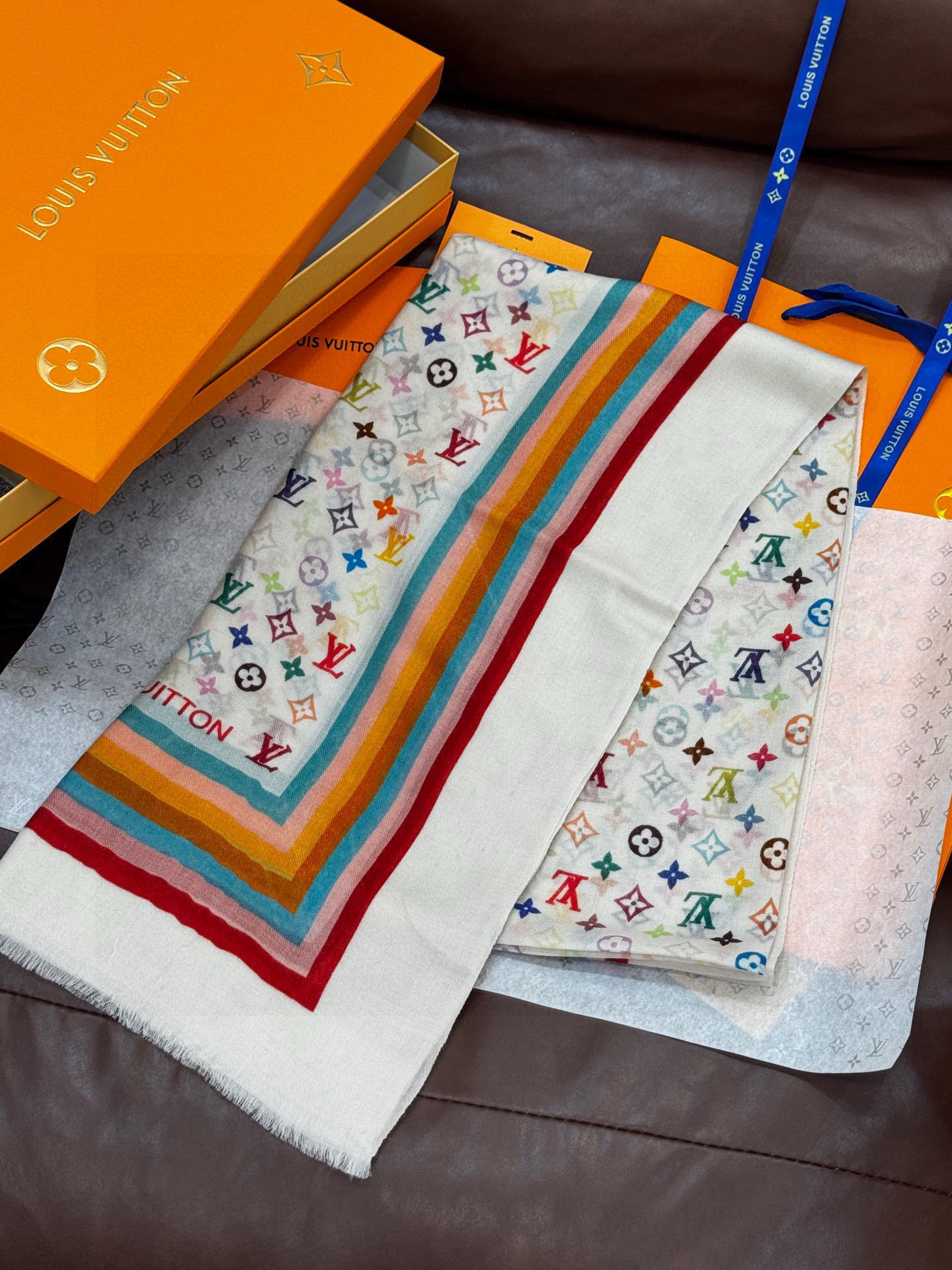 💟25年Iv最火的村上隆三彩羊绒长巾出货了！也可做装裱画，绝美无比，尽显时尚高端大气奢华风格！年度最佳爆