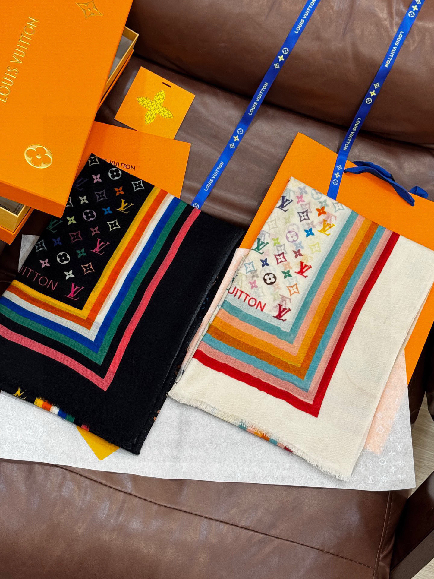 💟25年Iv最火的村上隆三彩羊绒长巾出货了！也可做装裱画，绝美无比，尽显时尚高端大气奢华风格！年度最佳爆