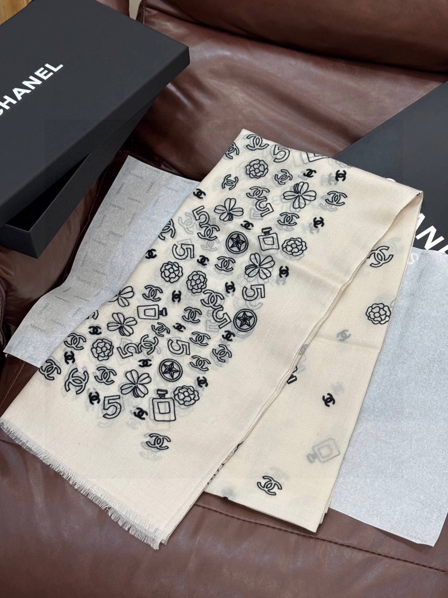 💟CHANEL香奈儿经典元素设计优雅大方，绕在颈间超级完美💋💋简直人间的尤物😍 专柜品质[玫瑰]长巾10