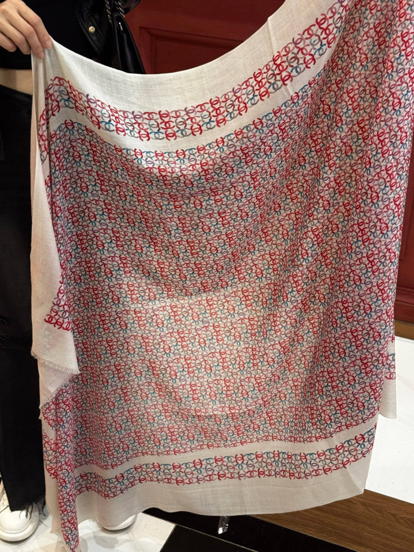 💟2025年秋冬新款 💟CHANEL香奈儿经典元素设计优雅大方，绕在颈间超级完美💋💋简直人间的尤物😍 专