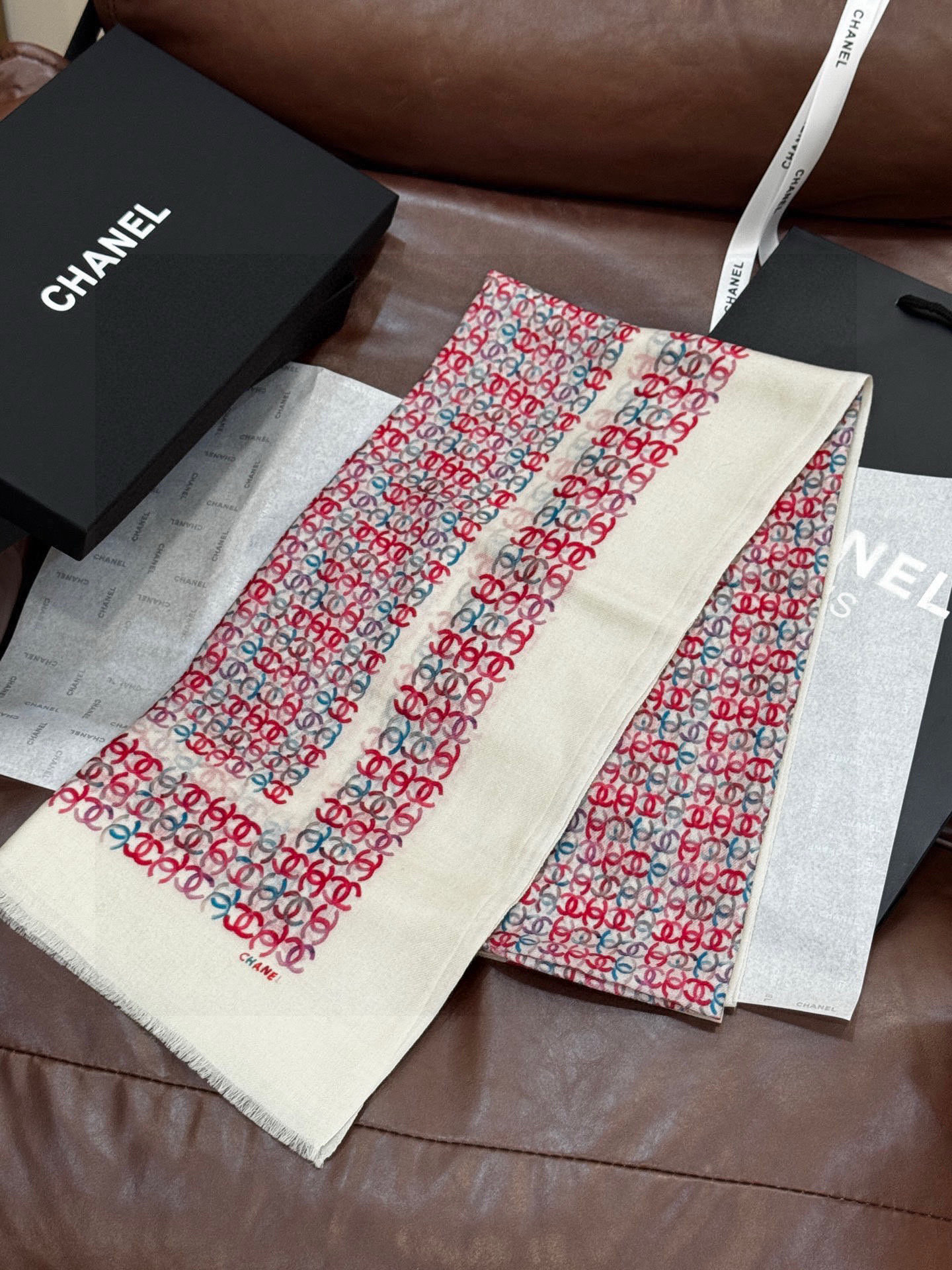 💟2025年秋冬新款 💟CHANEL香奈儿经典元素设计优雅大方，绕在颈间超级完美💋💋简直人间的尤物😍 专