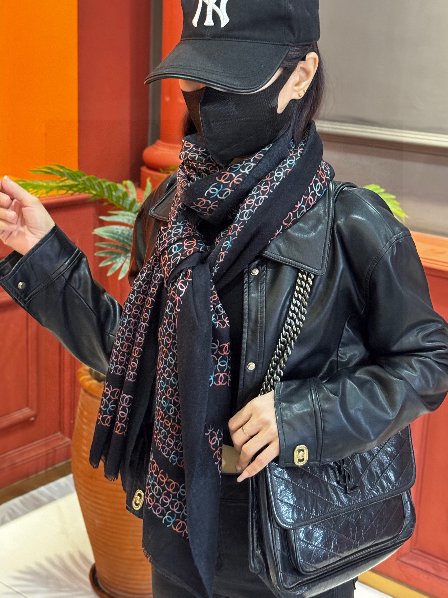 💟2025年秋冬新款 💟CHANEL香奈儿经典元素设计优雅大方，绕在颈间超级完美💋💋简直人间的尤物😍 专