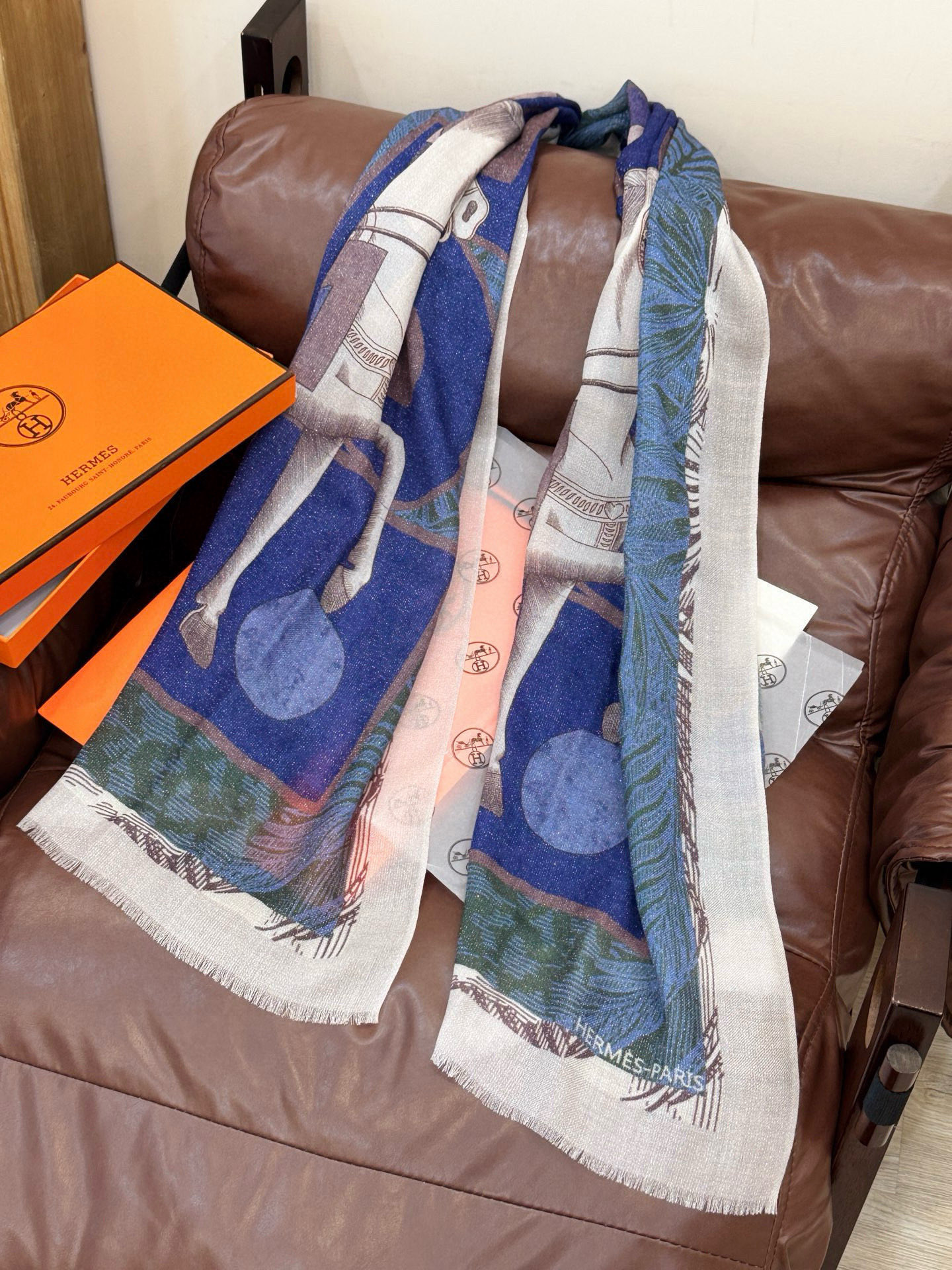 会发光发亮的围巾 爱马仕 专柜同步 买了都说好看羊绒印花‼️推荐💕顶级工艺超值‼️爱马仕专柜爆款🎁🎁羊绒