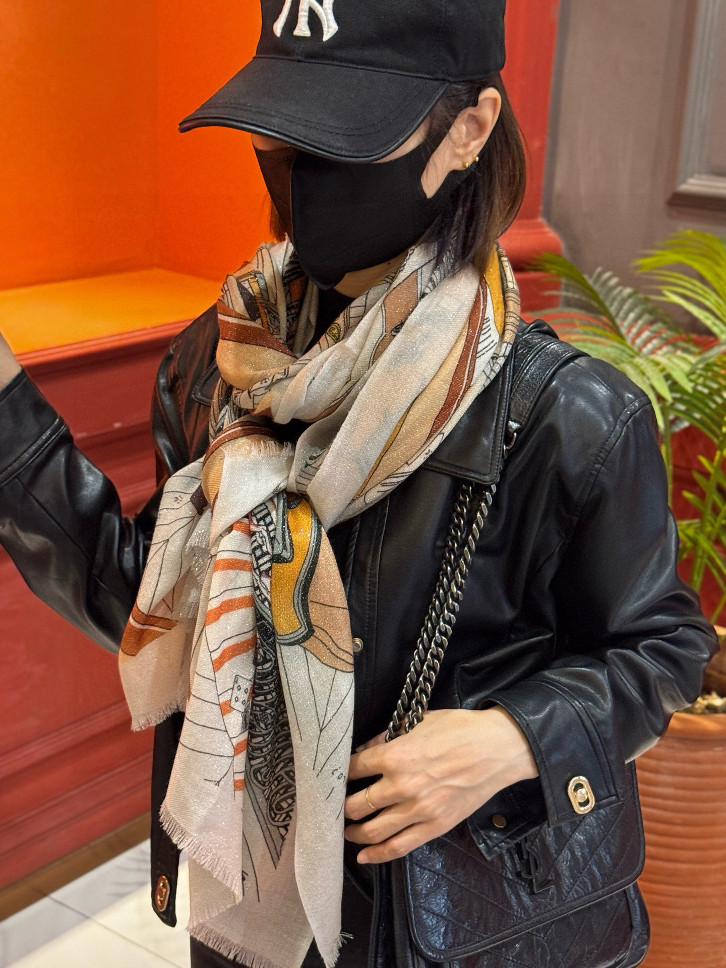 会发光发亮的围巾 爱马仕 专柜同步 买了都说好看羊绒印花‼️推荐💕顶级工艺超值‼️爱马仕专柜爆款🎁🎁羊绒