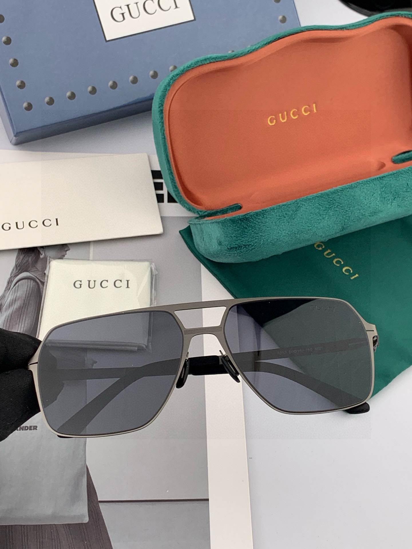 GUCC* 2025 新款男女情侣款太阳iP电镀永不褪色 卖点：超轻超有弹性整幅眼镜无螺丝重要的是压不坏