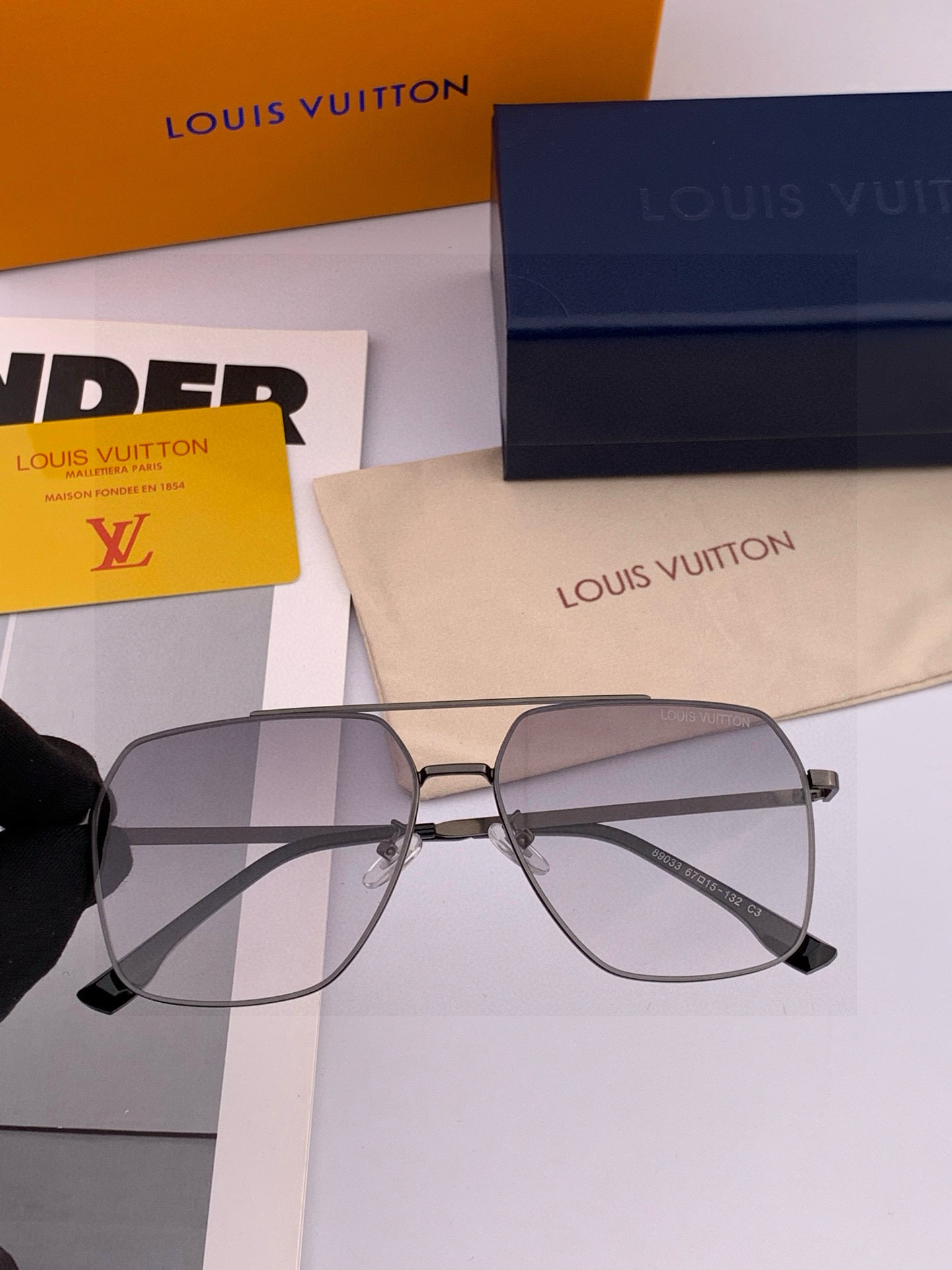 ♦️LV 2025新款男女情侣款太阳镜多边形墨镜iP电镀永不褪色 超轻超有弹性整幅眼镜无螺丝重要的是压不