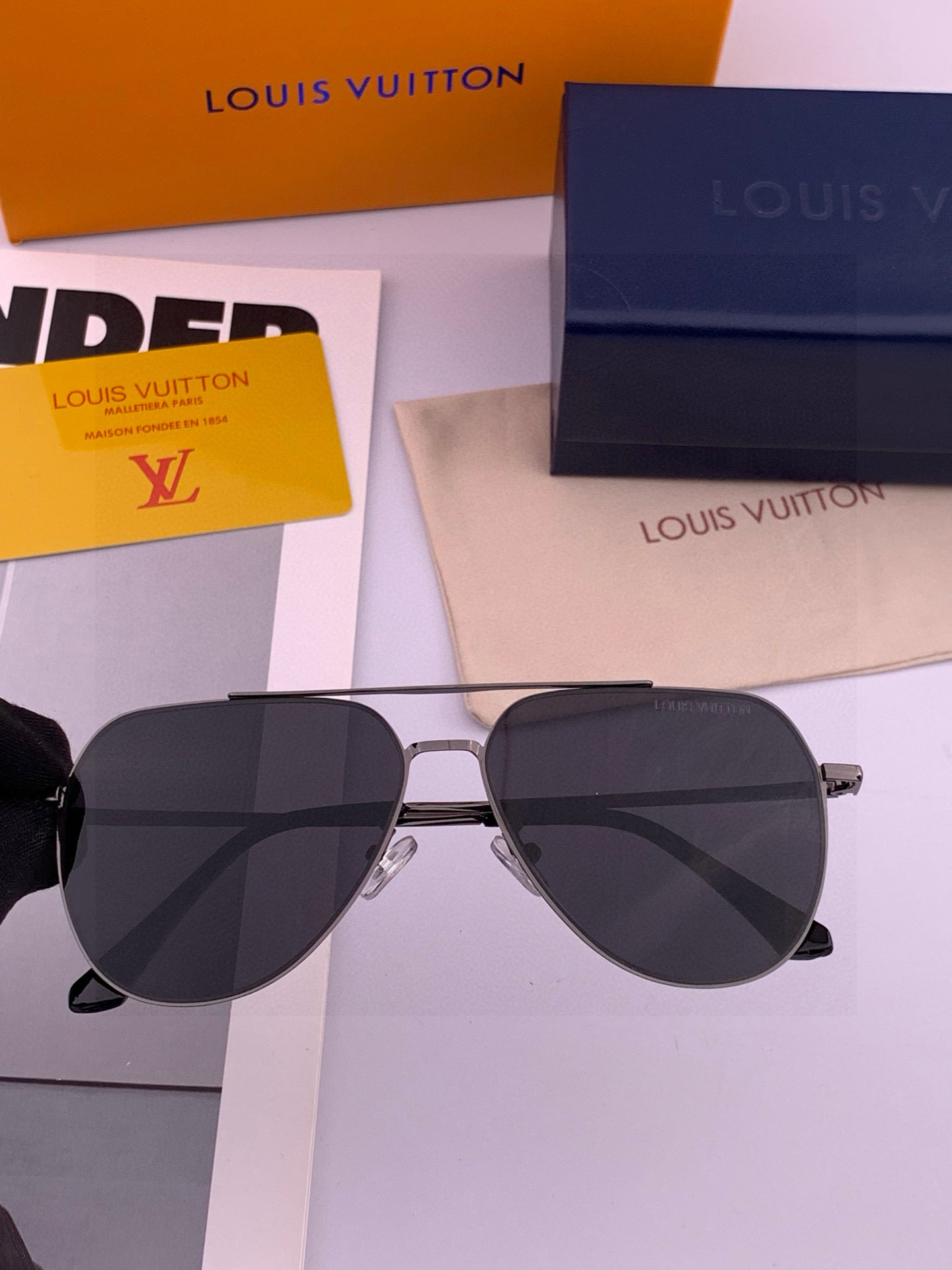 LV 男款炫彩飞行员偏光太阳镜 ❤️材质：高清尼龙加厚卡槽高清偏光镜片 🌹无边框镜架💕颜👍型号：L089