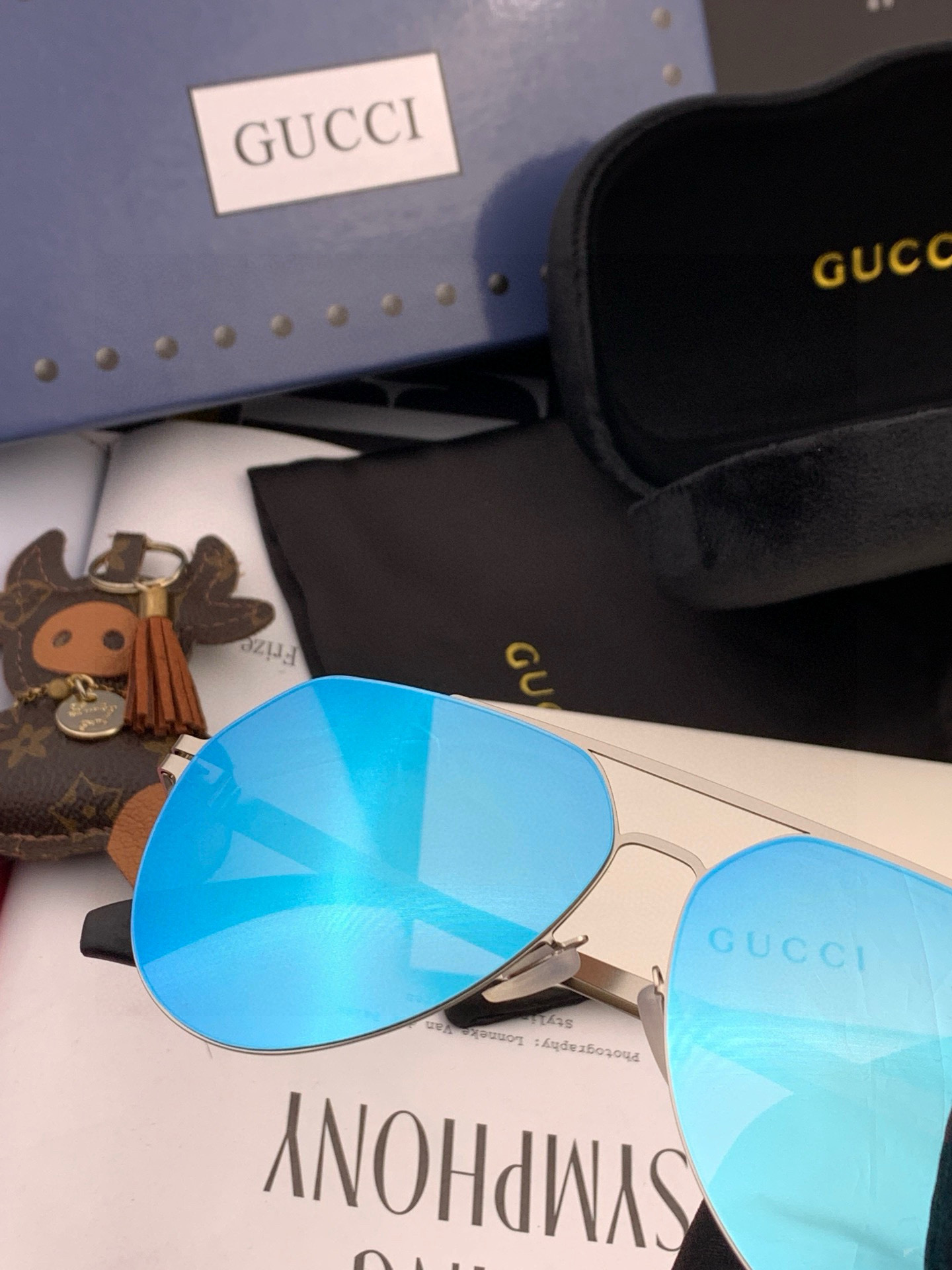 Gucc*2025新款男女情侣款太阳iP电镀永不褪色 卖点：超轻超有弹性整幅眼镜无螺丝重要的是压不坏、镜