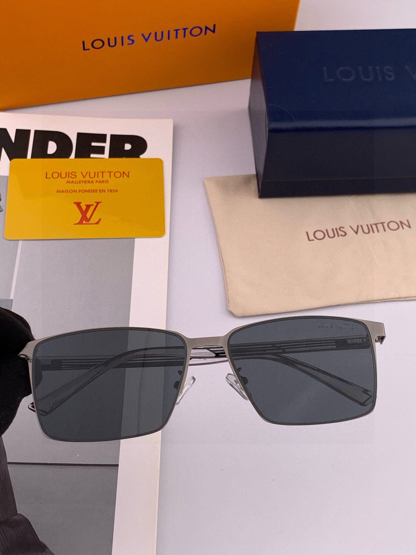 LV 男款炫彩飞行员偏光太阳镜 ❤️材质：高清尼龙加厚卡槽高清偏光镜片 🌹无边框镜架💕颜👍型号：L389