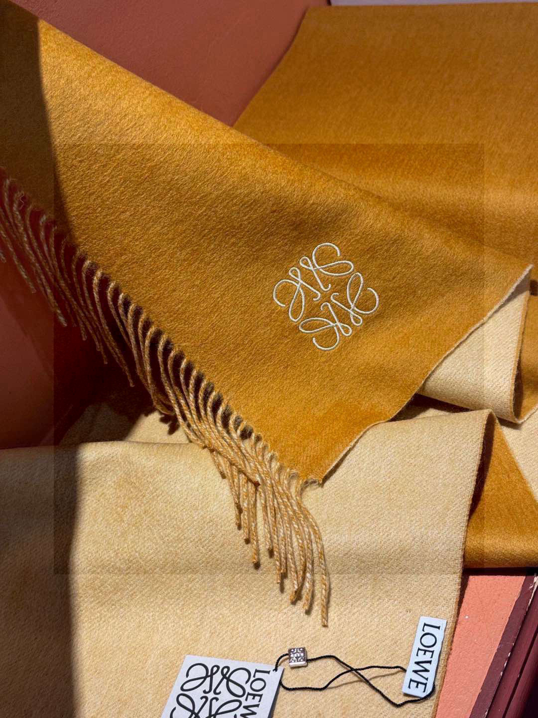 罗意威👍巴黎时装展商务男士女士通用双面羊绒披肩。代工厂臻选上乘的超细羊绒纤维 进行纯手工精梳处理 耗时耗