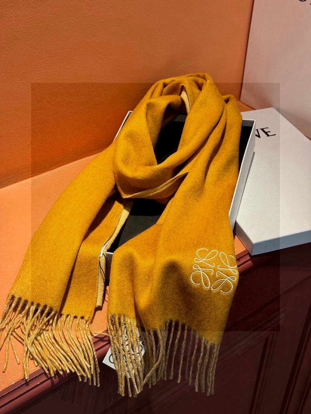 罗意威👍巴黎时装展商务男士女士通用双面羊绒披肩。代工厂臻选上乘的超细羊绒纤维 进行纯手工精梳处理 耗时耗