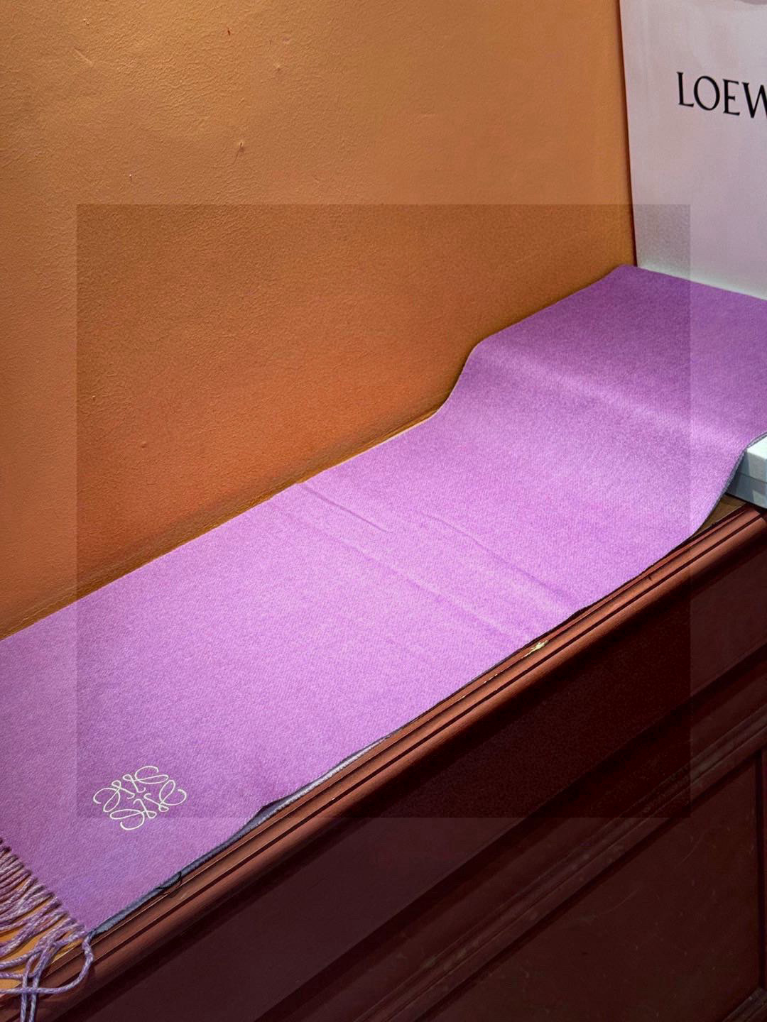 罗意威👍巴黎时装展商务男士女士通用双面羊绒披肩。代工厂臻选上乘的超细羊绒纤维 进行纯手工精梳处理 耗时耗