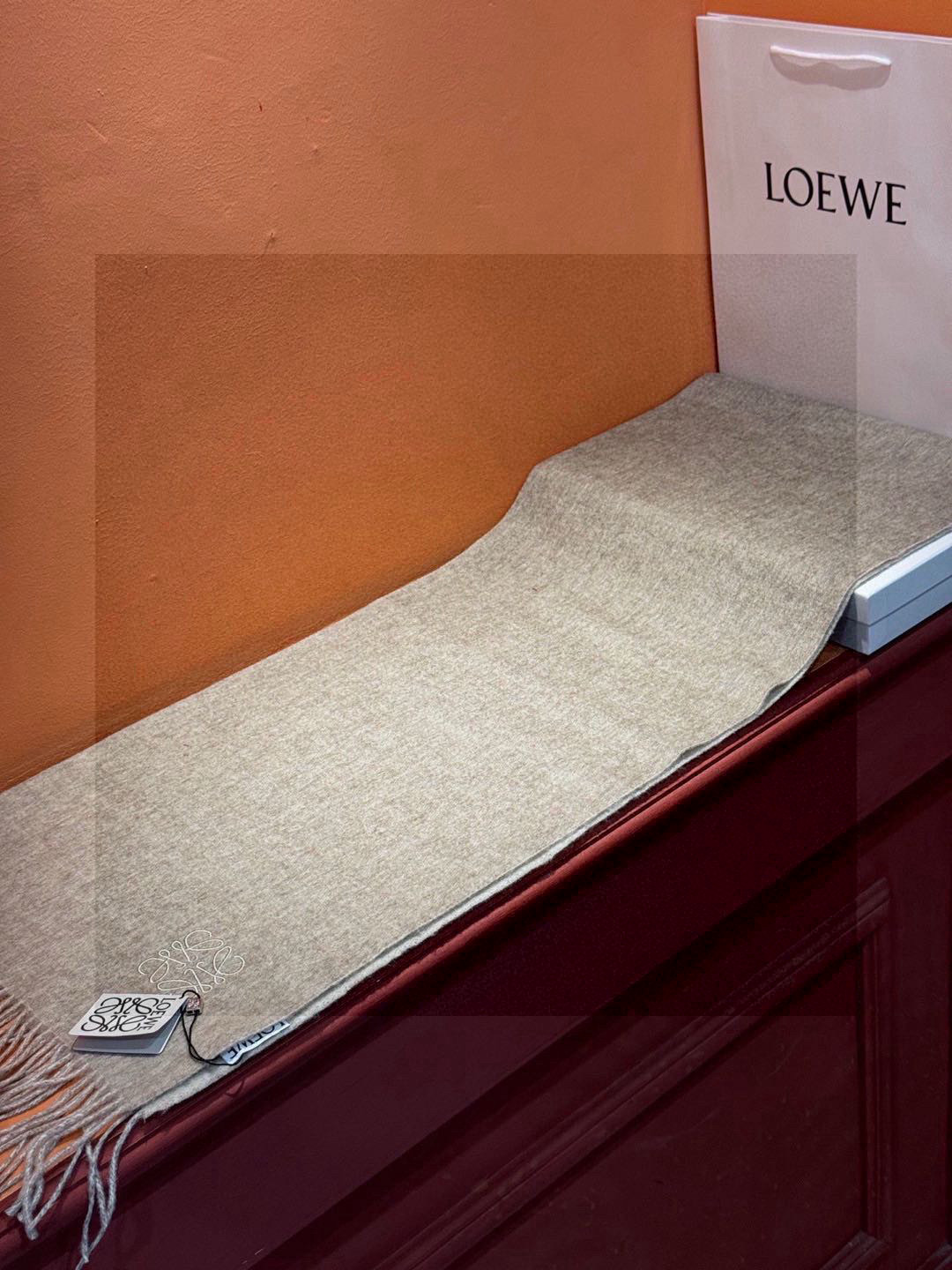 罗意威👍巴黎时装展商务男士女士通用双面羊绒披肩。代工厂臻选上乘的超细羊绒纤维 进行纯手工精梳处理 耗时耗